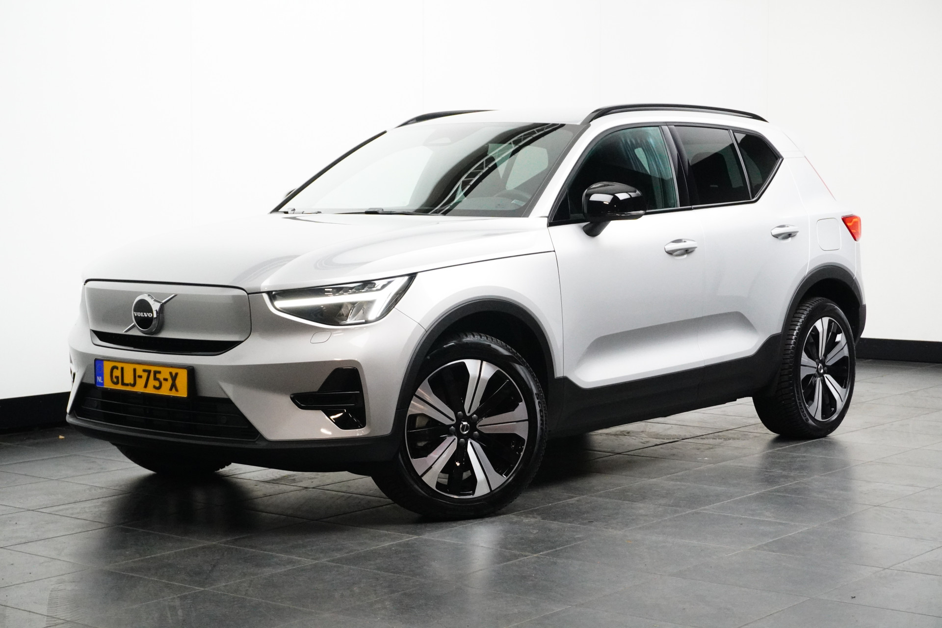 Volvo XC40 Single Motor | Climate-Pack: Warmtepomp | Stuur/stoelverwarming | Camera | Getint glas | 19-Inch | Trekhaak | DAB