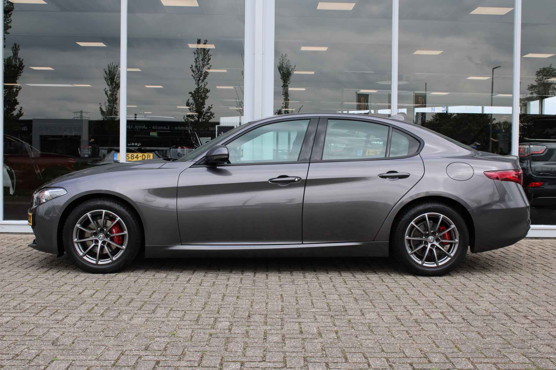 Alfa Romeo Giulia 2.0T Super | Veloce interieur | Stuur\stoel verwarming | Xenon | Regen\lichtsensor - 3/23