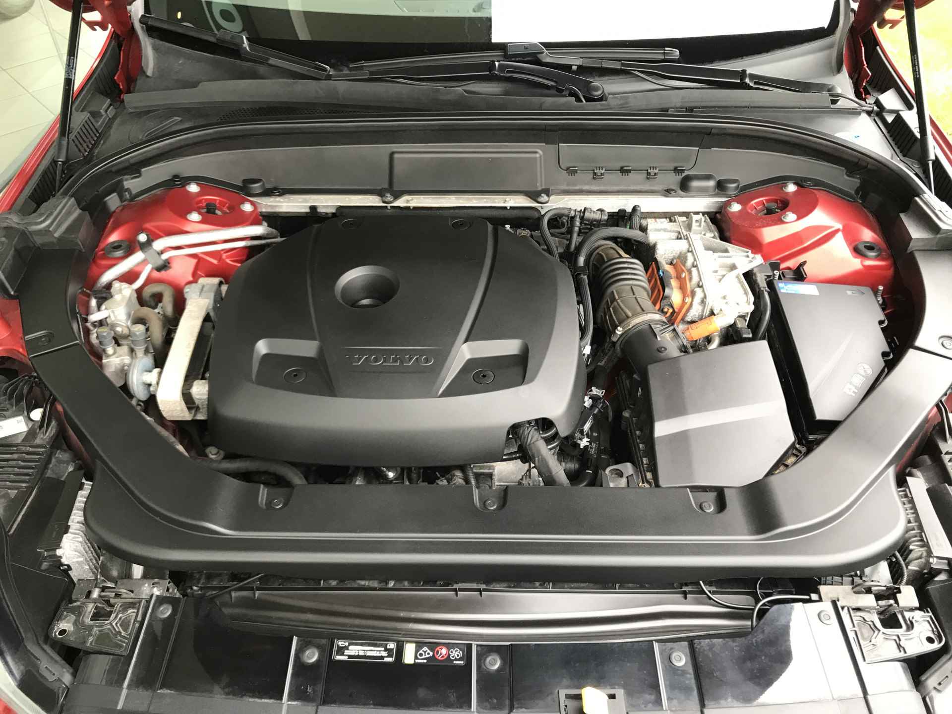 Volvo XC60 2.0 T8 Twin Engine AWD Momentum Automaat | Rijklaar incl 12 mnd Bovag | 1/2 tarief Panoramadak Park assist voor Keyless entry - 31/36