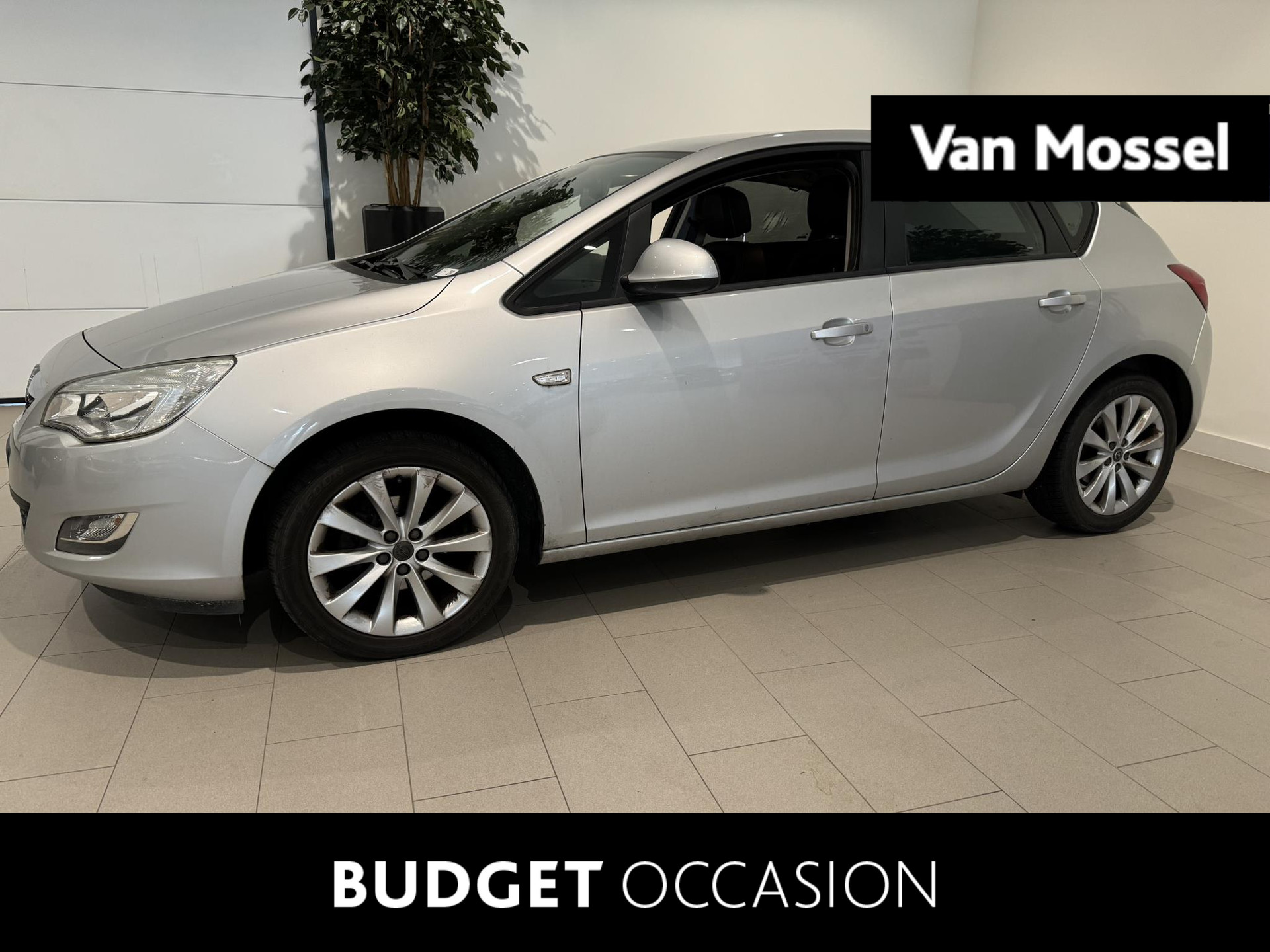 Opel Astra 1.4 Turbo Anniversary Edition | Navigatie | Airconditioning | Parkeersensoren | Trekhaak | Budget |