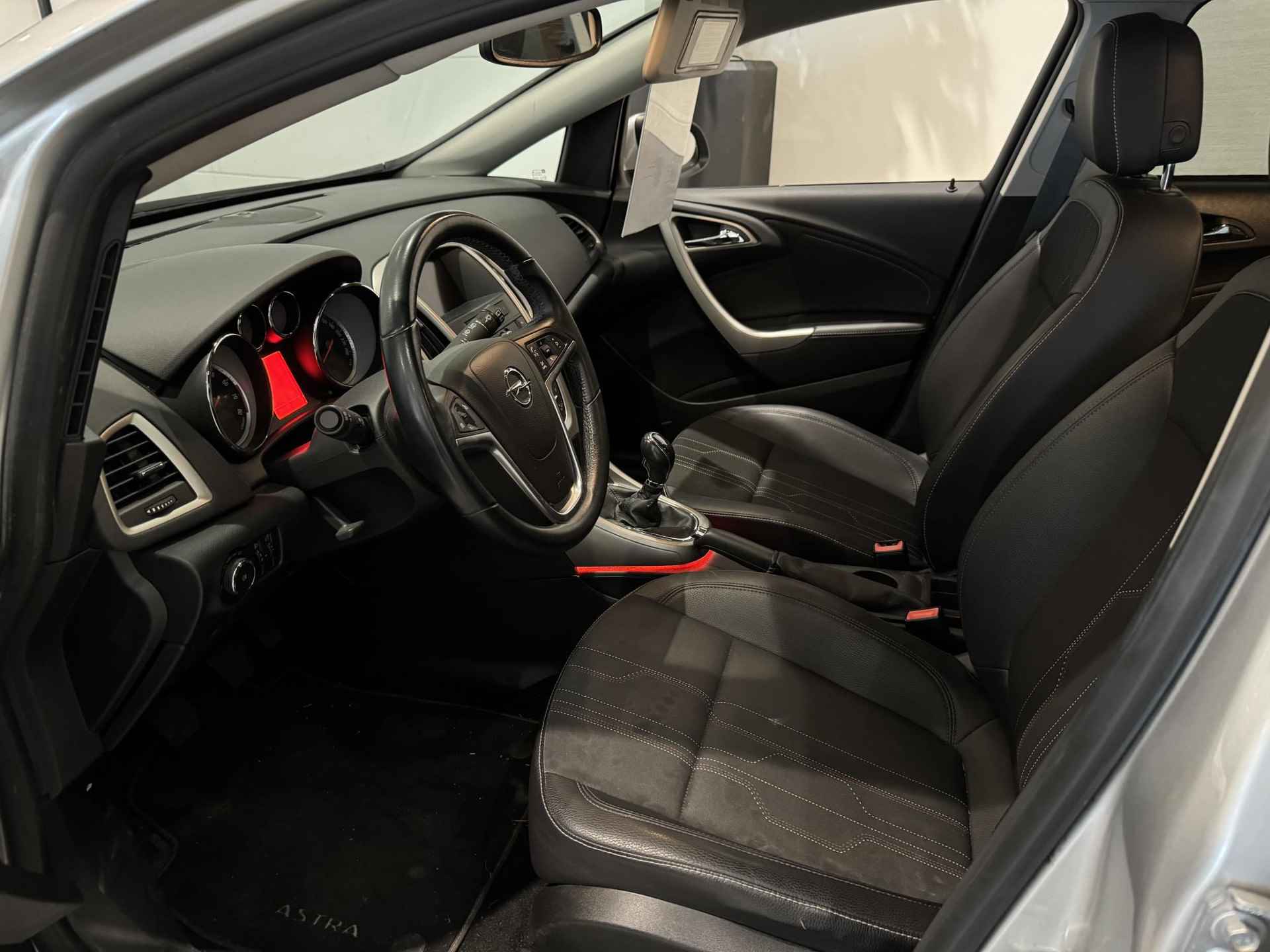 Opel Astra 1.4 Turbo Anniversary Edition | Navigatie | Airconditioning | Parkeersensoren | Trekhaak | Budget | - 2/12