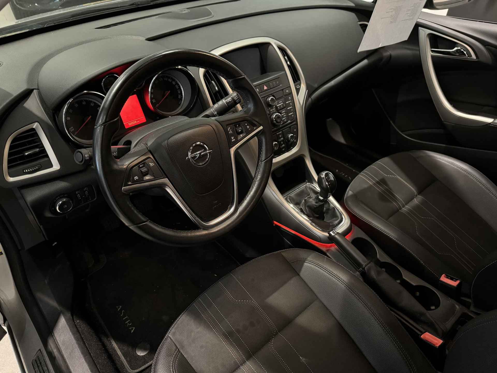 Opel Astra 1.4 Turbo Anniversary Edition | Navigatie | Airconditioning | Parkeersensoren | Trekhaak | Budget | - 3/12