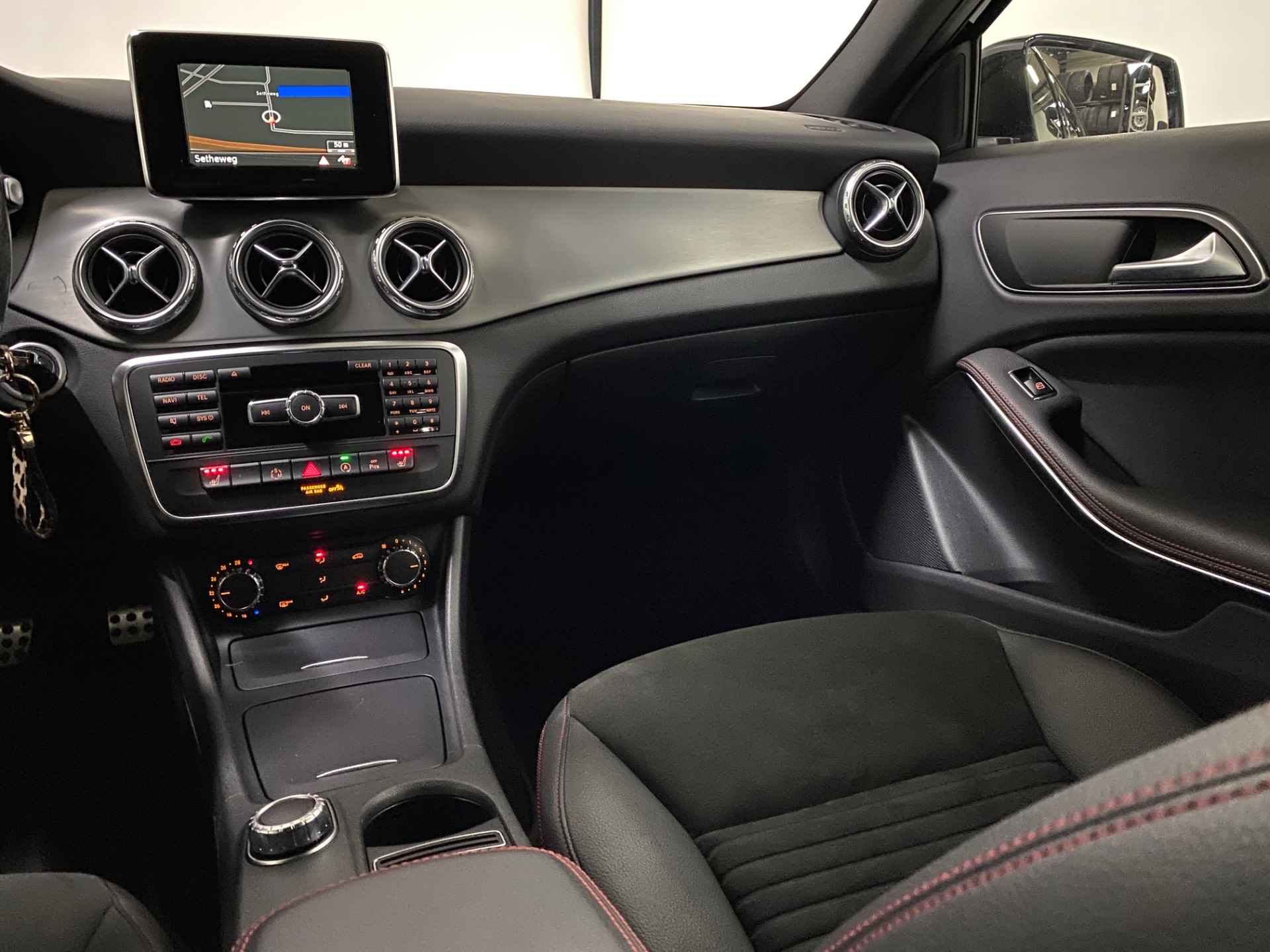 Mercedes-Benz GLA 200 AMG Navi Camera Trekhaak 19inch LM Bi-Xenon Koplampen Stoelverwarming - 33/40