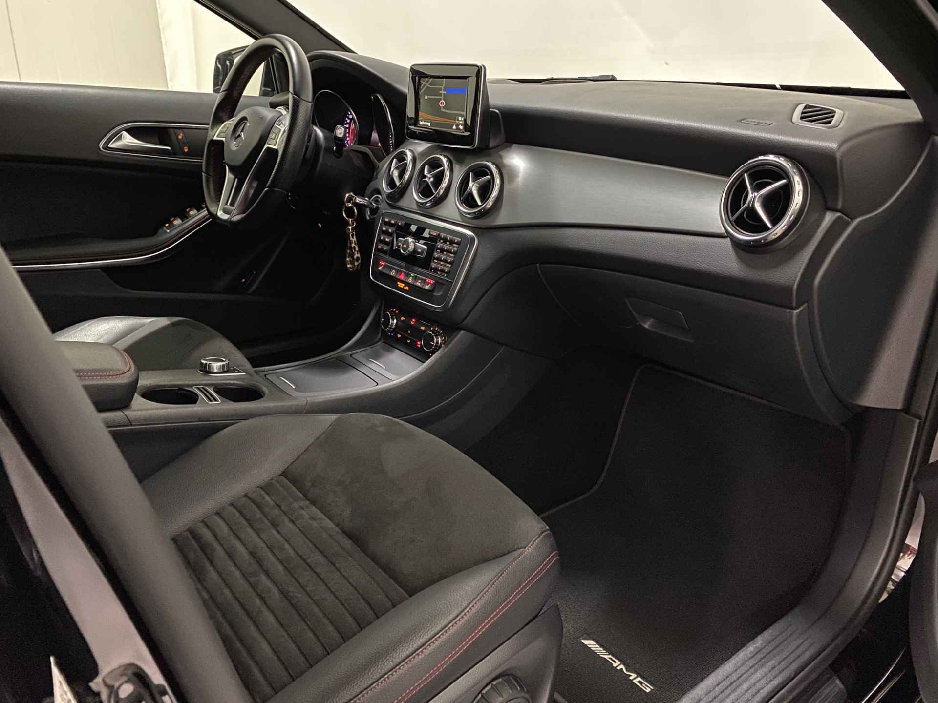 Mercedes-Benz GLA 200 AMG Navi Camera Trekhaak 19inch LM Bi-Xenon Koplampen Stoelverwarming - 34/40