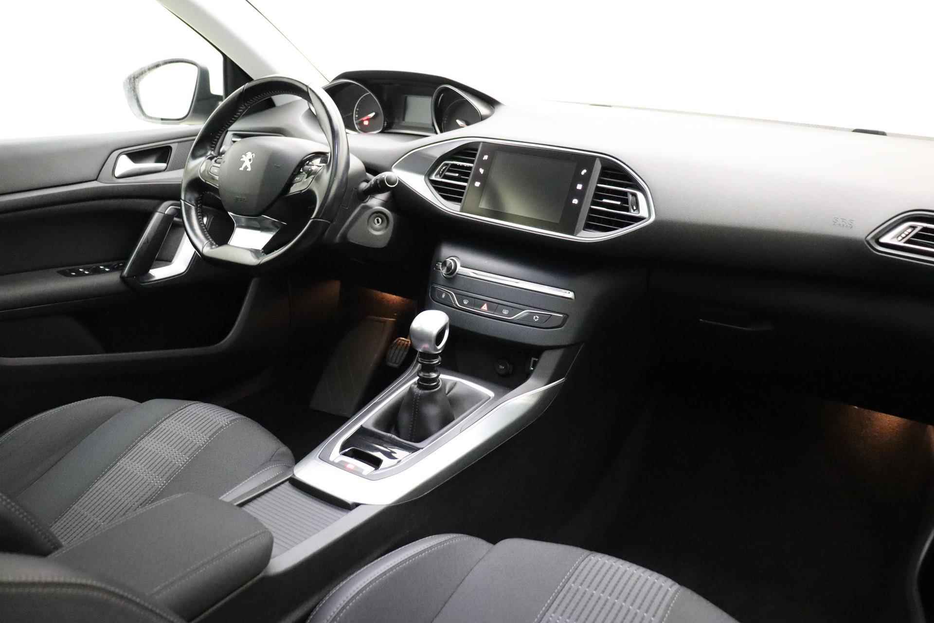 Peugeot 308 SW 1.2 PureTech Blue Lease Premium | Lichtmetalen Velgen | Panorama Dak | Camera | Parkeersensoren | Navigatie | Cruise Control | - 4/33