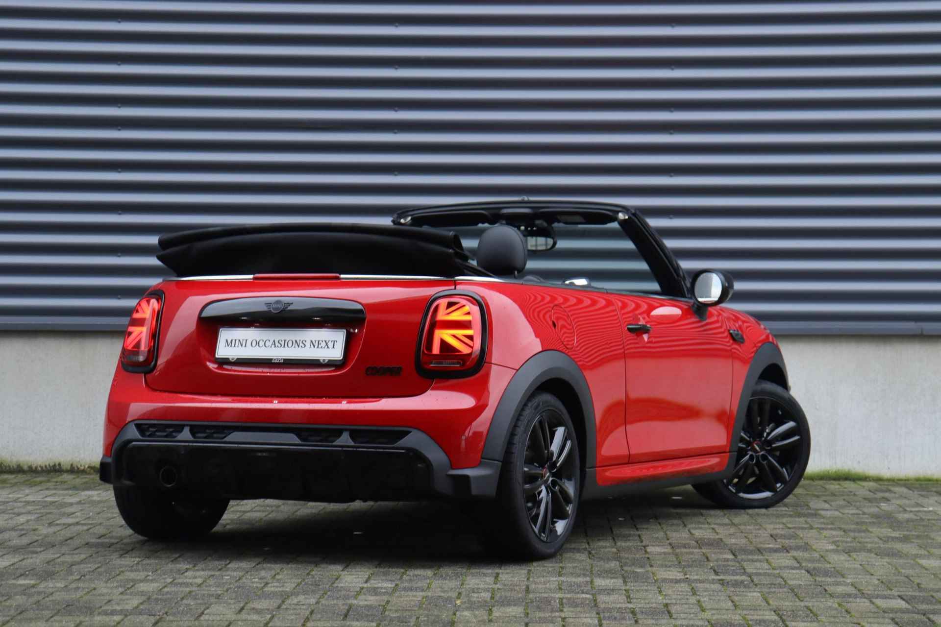 Mini Cabrio Cooper | John Cooper Works Uitvoering + Comfort Plus Pack + Head-Up + Camera + Adaptief Onderstel + Stuurwiel Verwarming + Apple Carplay + 17" JCW Track Spoke zwart - 3/38