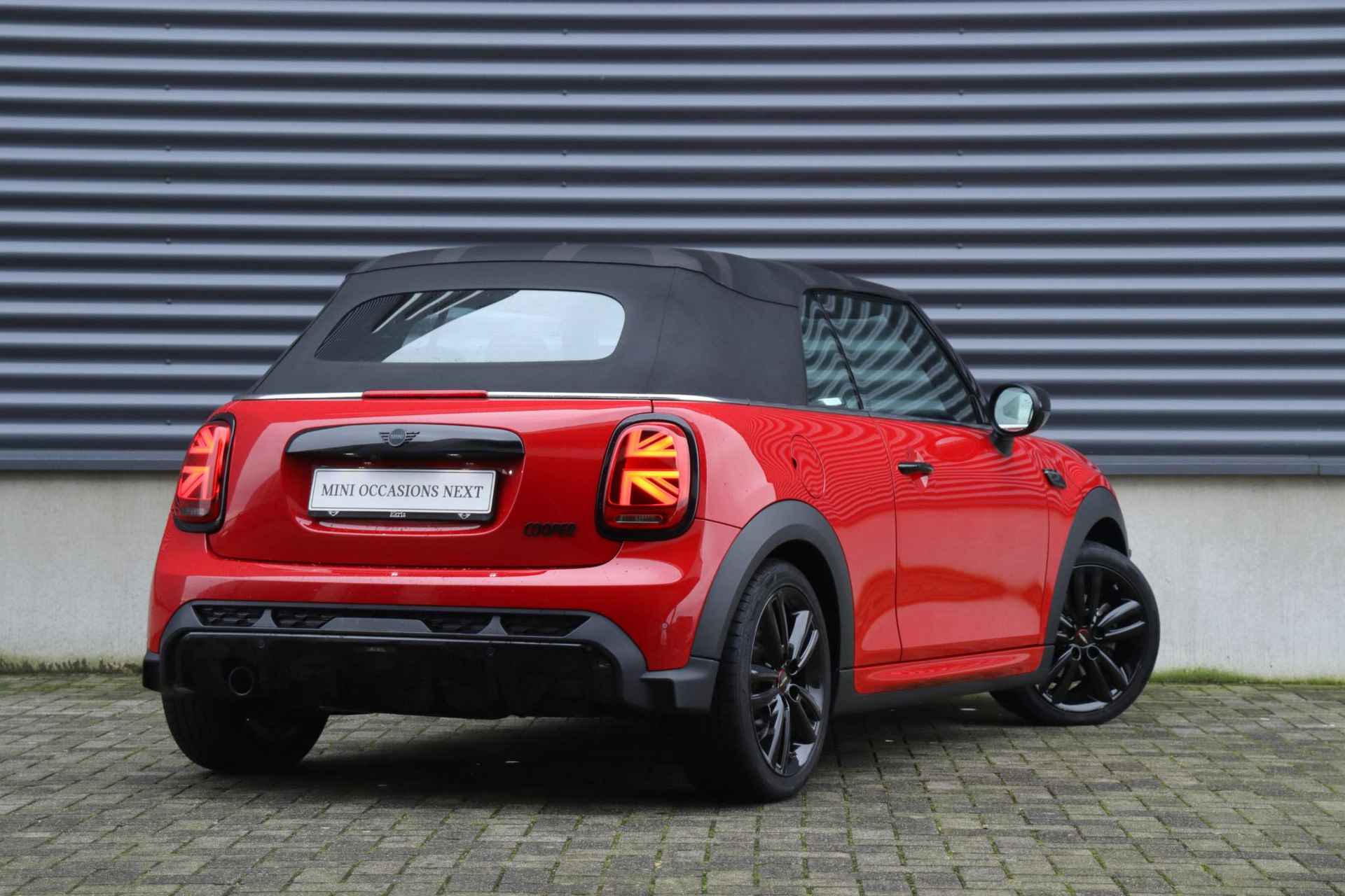 Mini Cabrio Cooper | John Cooper Works Uitvoering + Comfort Plus Pack + Head-Up + Camera + Adaptief Onderstel + Stuurwiel Verwarming + Apple Carplay + 17" JCW Track Spoke zwart - 4/38