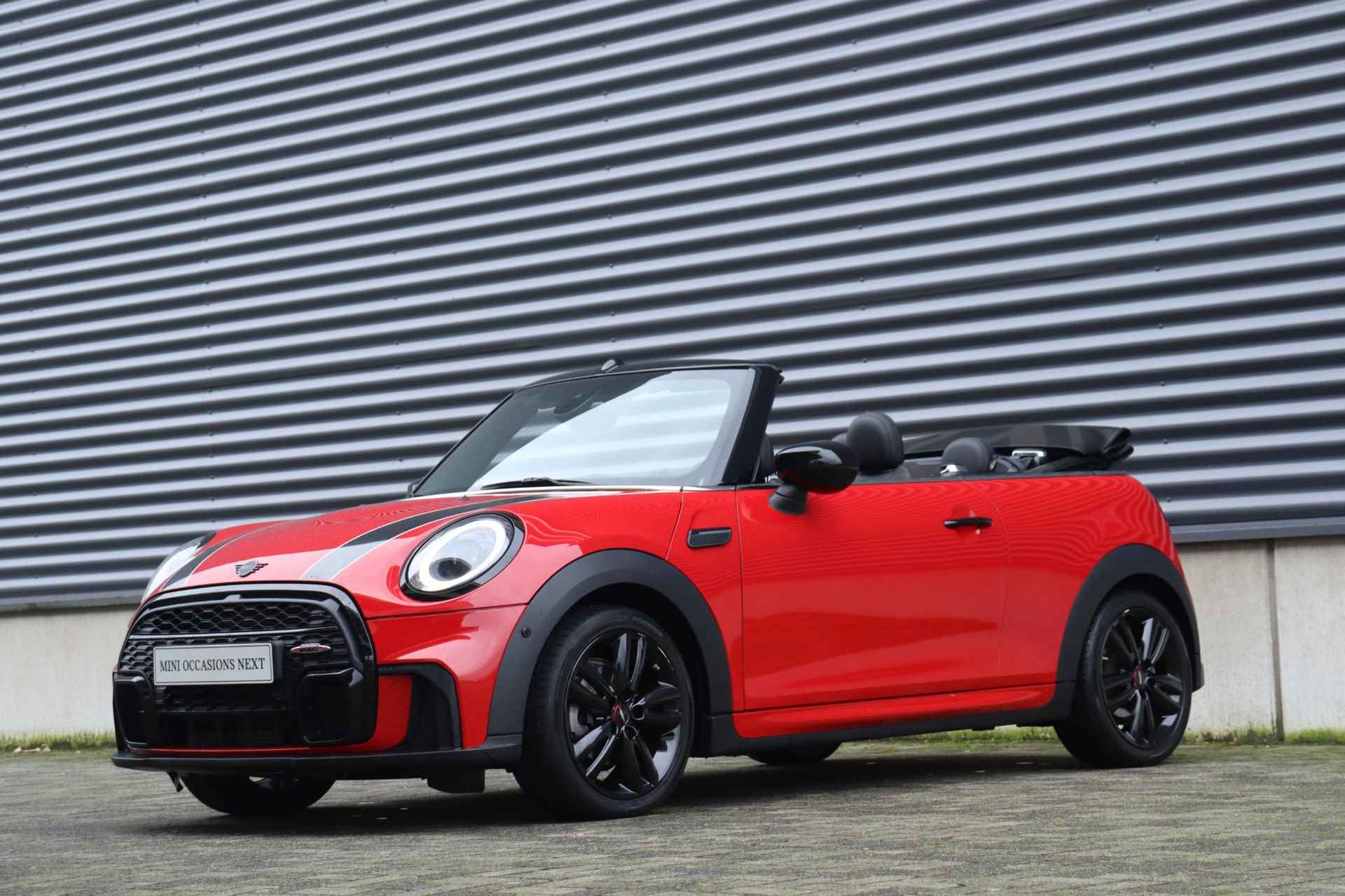 Mini Cabrio Cooper | John Cooper Works Uitvoering + Comfort Plus Pack + Head-Up + Camera + Adaptief Onderstel + Stuurwiel Verwarming + Apple Carplay + 17" JCW Track Spoke zwart - 37/38