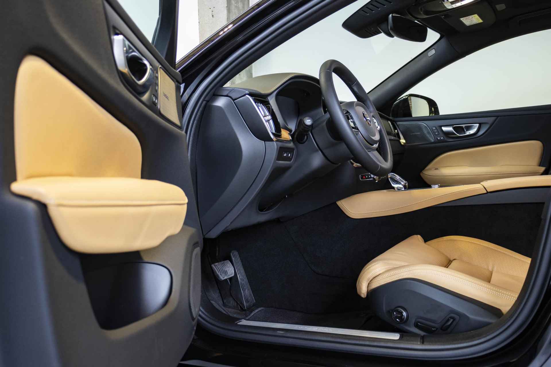 Volvo S60 Recharge T6 AWD Ultimate Bright | Panoramadak | 360º camera | Harman Kardon | Stoelventilatie | Stoel- en stuurverwarming | Lederen bekleding - 16/40