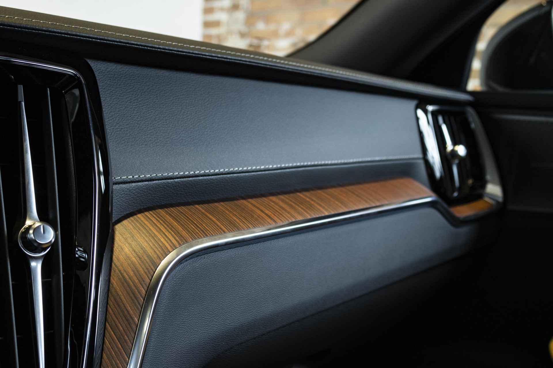 Volvo S60 Recharge T6 AWD Ultimate Bright | Panoramadak | 360º camera | Harman Kardon | Stoelventilatie | Stoel- en stuurverwarming | Lederen bekleding - 29/40