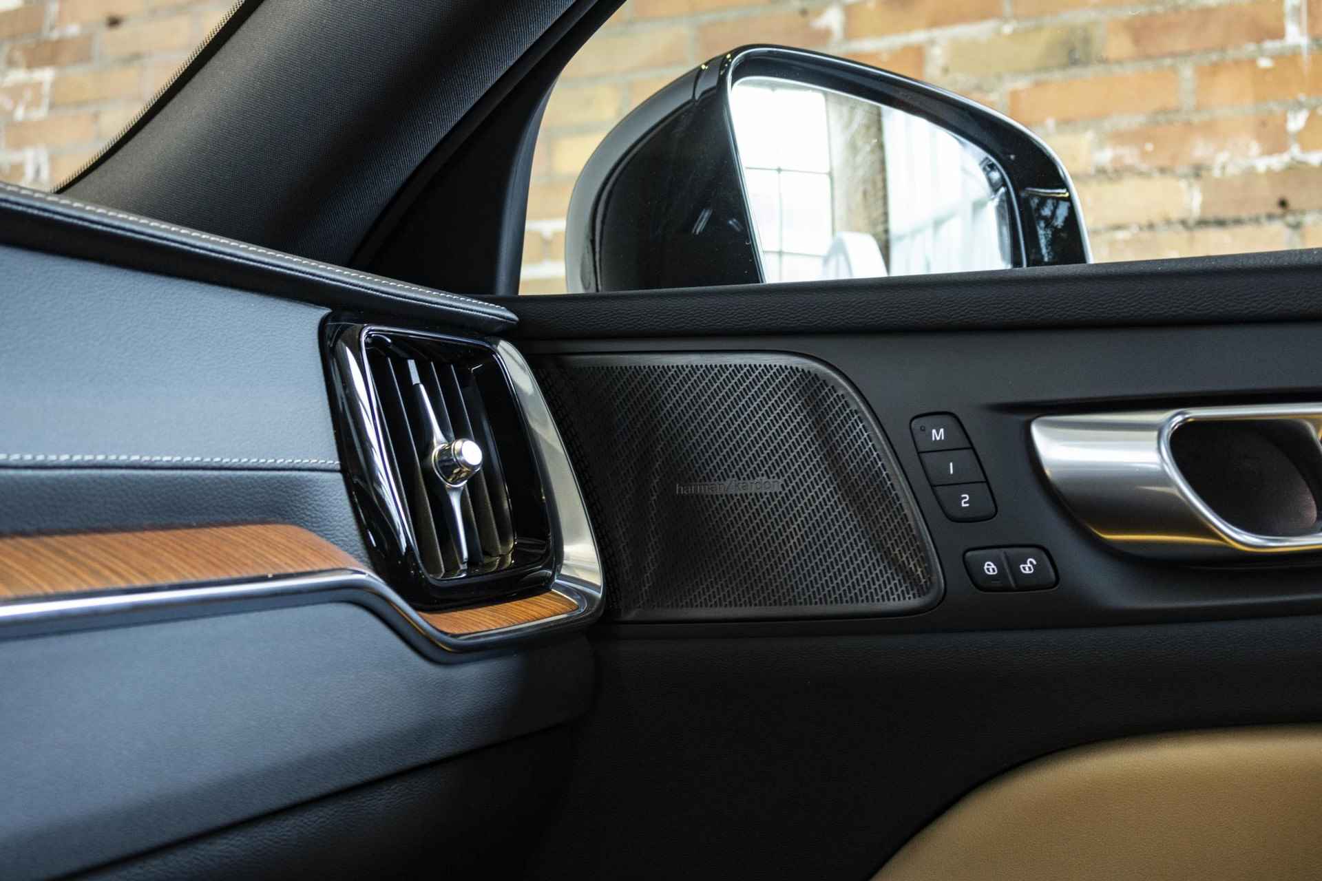 Volvo S60 Recharge T6 AWD Ultimate Bright | Panoramadak | 360º camera | Harman Kardon | Stoelventilatie | Stoel- en stuurverwarming | Lederen bekleding - 30/40