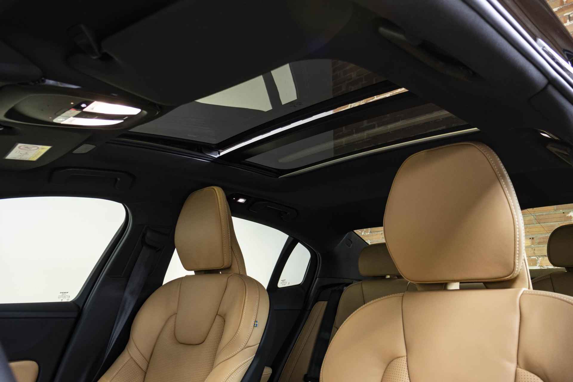 Volvo S60 Recharge T6 AWD Ultimate Bright | Panoramadak | 360º camera | Harman Kardon | Stoelventilatie | Stoel- en stuurverwarming | Lederen bekleding - 32/40