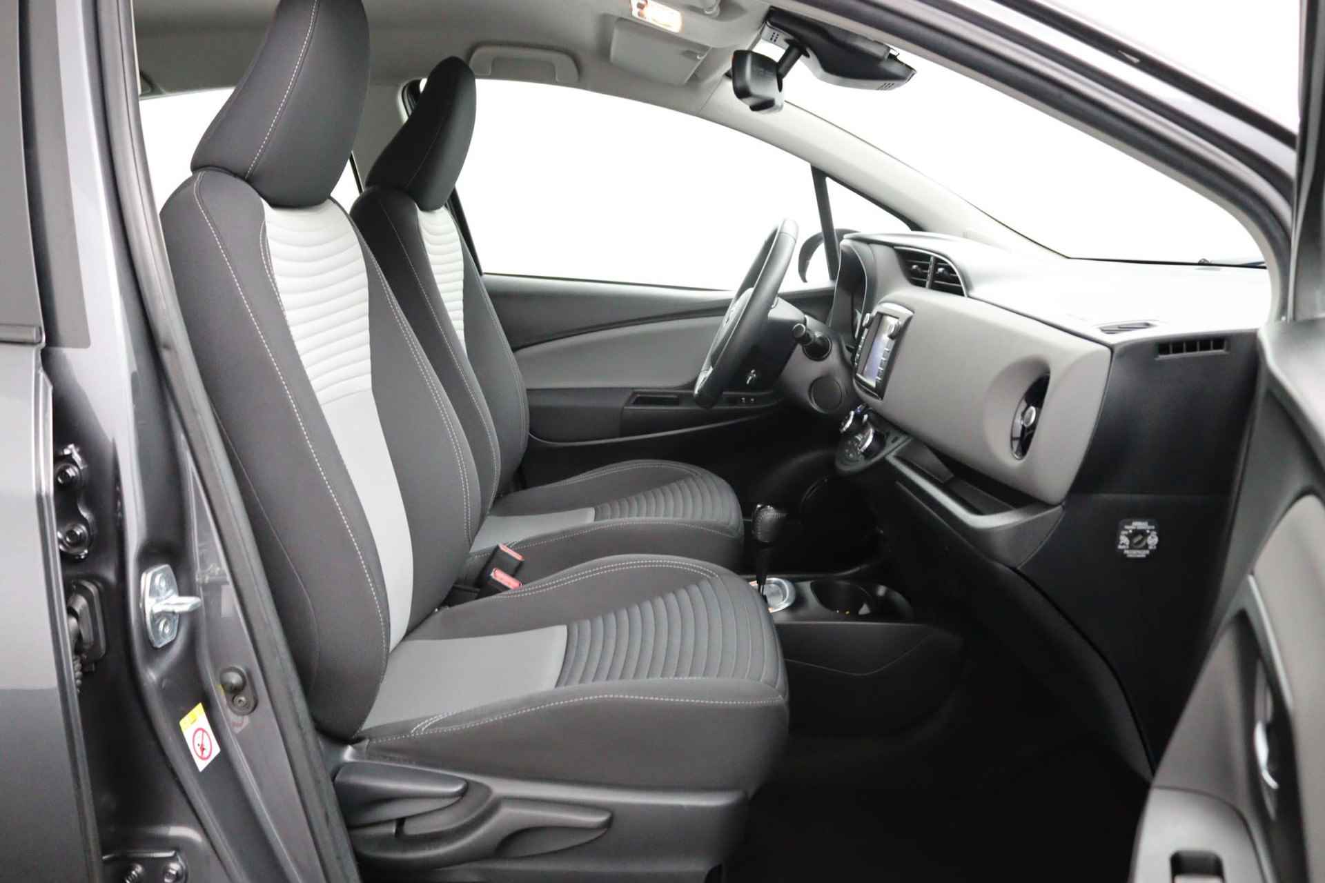 Toyota Yaris 1.5 Hybrid Active | Keyless Entry | Navigatie | Parkeersensoren Achter | Lichtsensor | Regensensor | Achteruitrijcamera | - 10/48