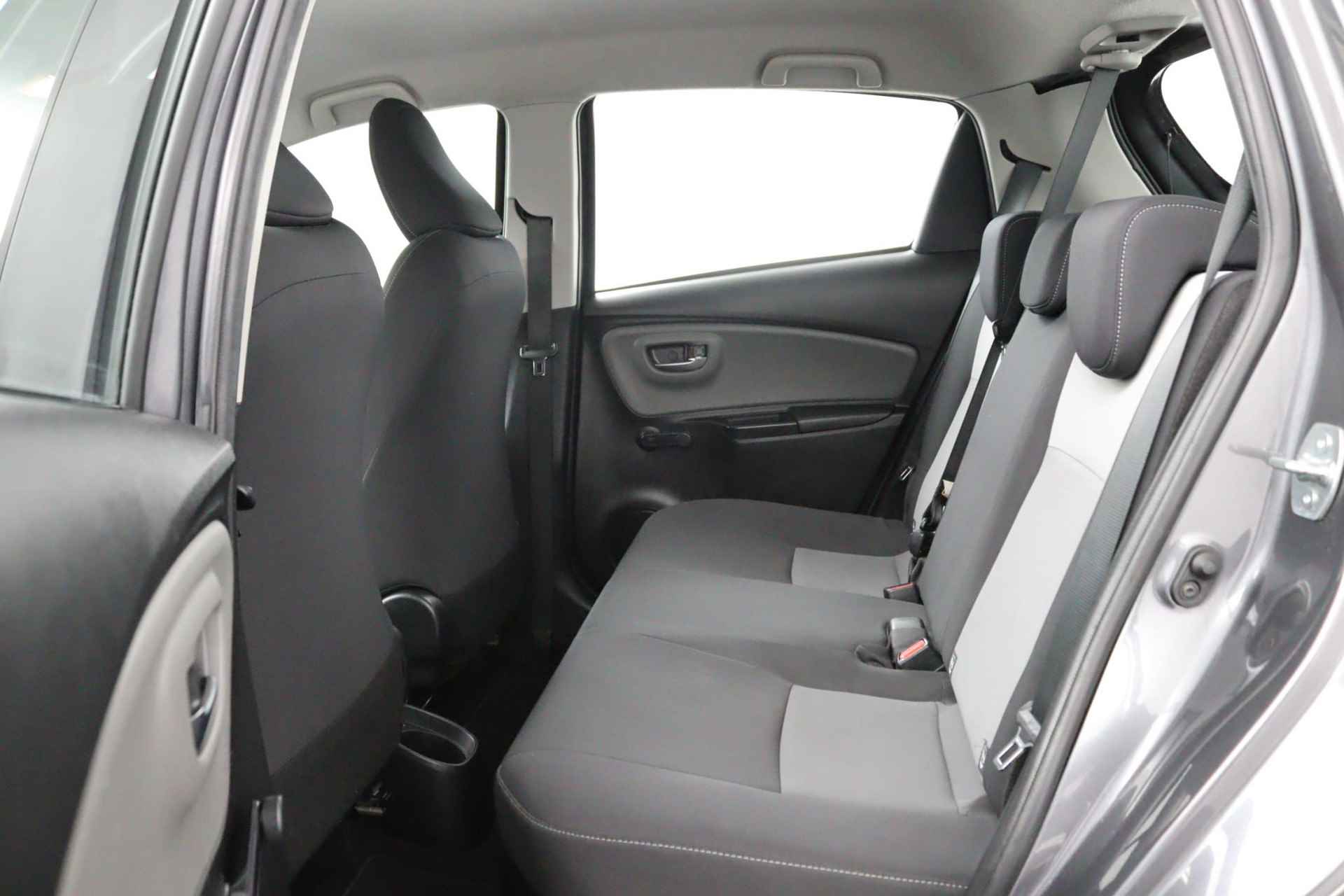 Toyota Yaris 1.5 Hybrid Active | Keyless Entry | Navigatie | Parkeersensoren Achter | Lichtsensor | Regensensor | Achteruitrijcamera | - 12/48