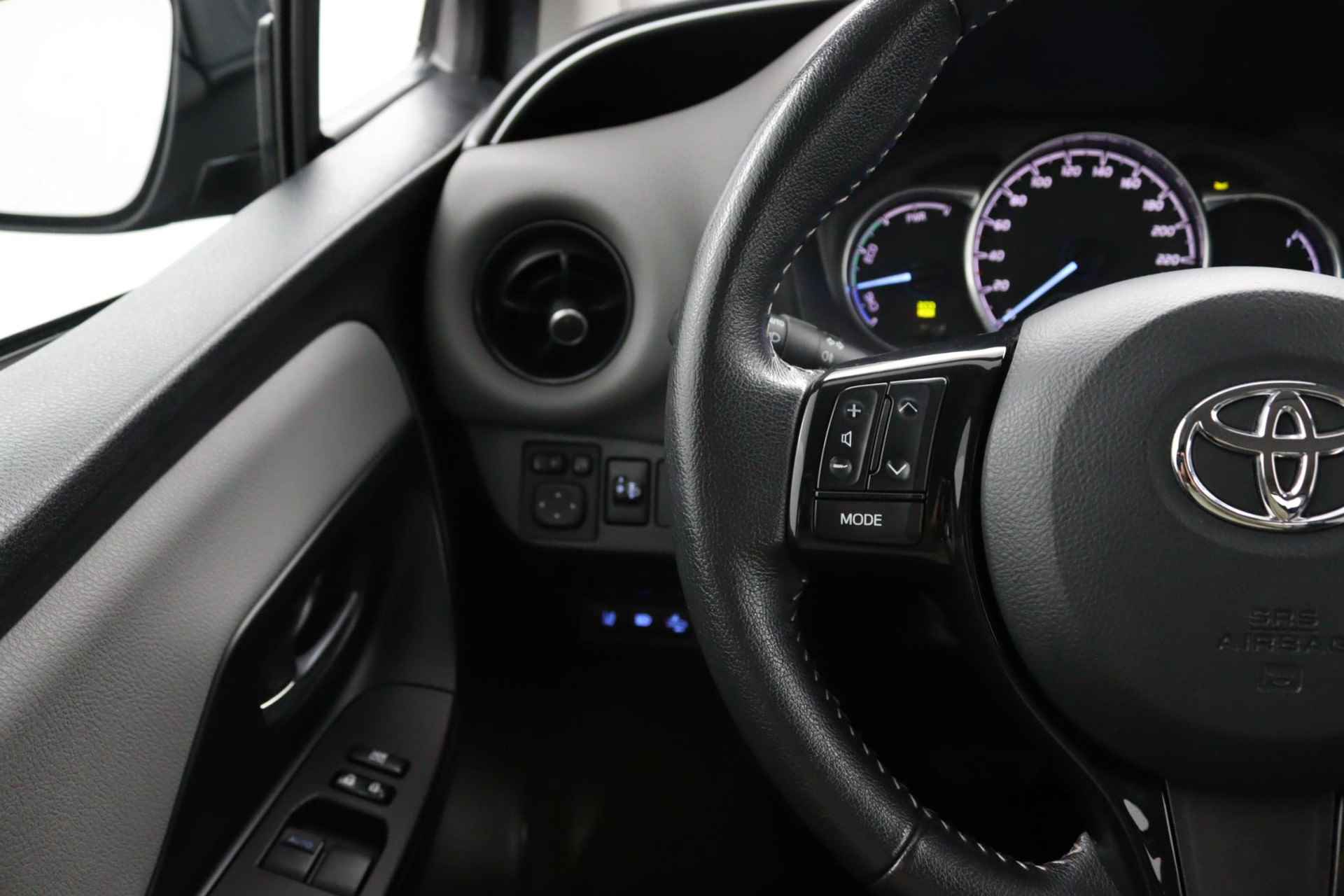 Toyota Yaris 1.5 Hybrid Active | Keyless Entry | Navigatie | Parkeersensoren Achter | Lichtsensor | Regensensor | Achteruitrijcamera | - 19/48