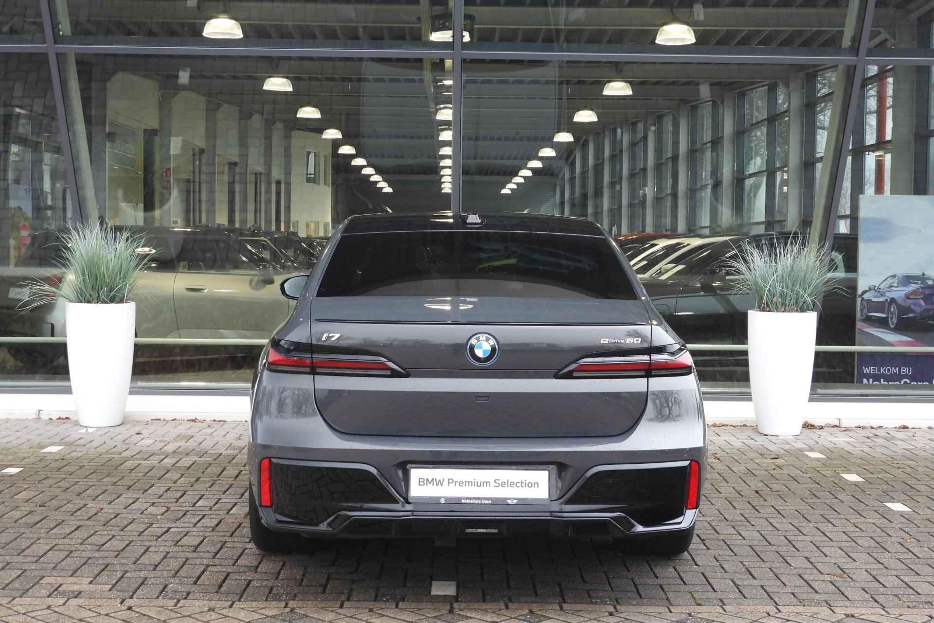 BMW i7 eDrive50 High Executive M Sport / Panoramadak Sky Lounge / Massagefunctie / Parking Assistant Professional / Active Steering / Stoelventilatie - 7/17