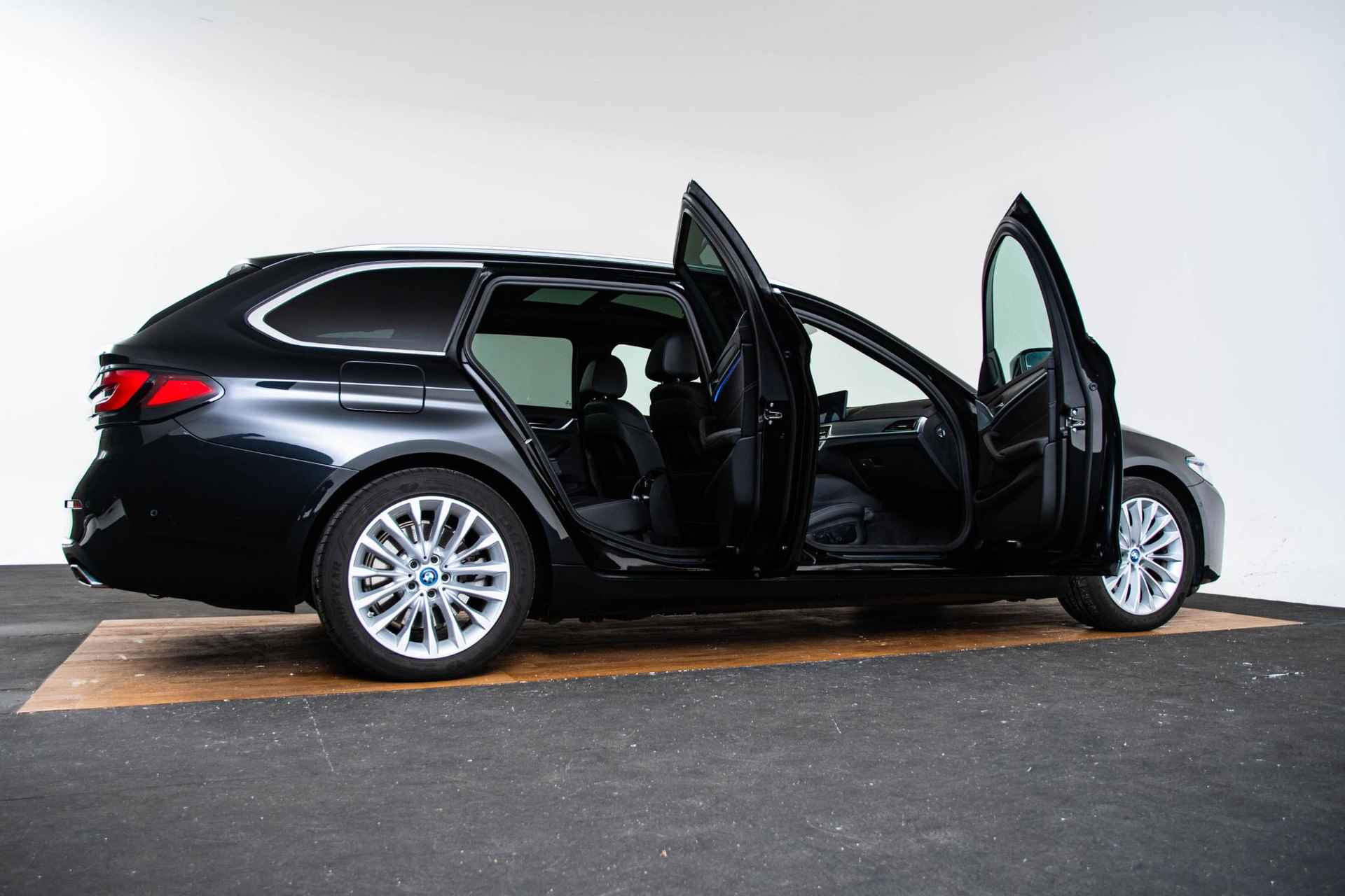 BMW 5-serie Touring 530e Business Edition Plus Luxury Line - Panoramadak - Comfort Access - 4-Zone Airco - Laserlight - Parking Assistant Plus - Driving Assistant - Head-Up Display - 8/72