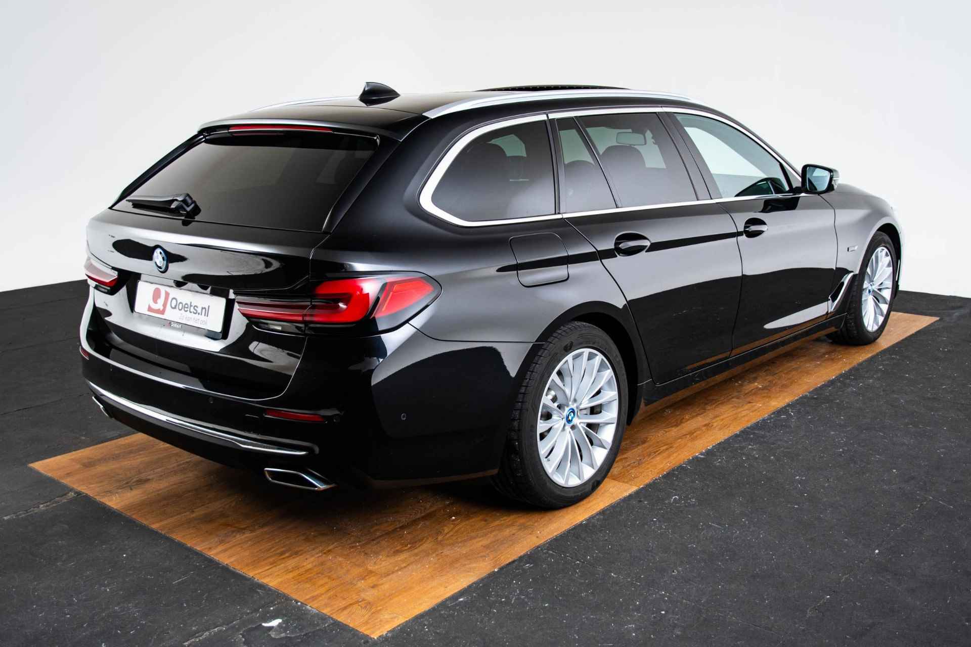 BMW 5-serie Touring 530e Business Edition Plus Luxury Line - Panoramadak - Comfort Access - 4-Zone Airco - Laserlight - Parking Assistant Plus - Driving Assistant - Head-Up Display - 53/72