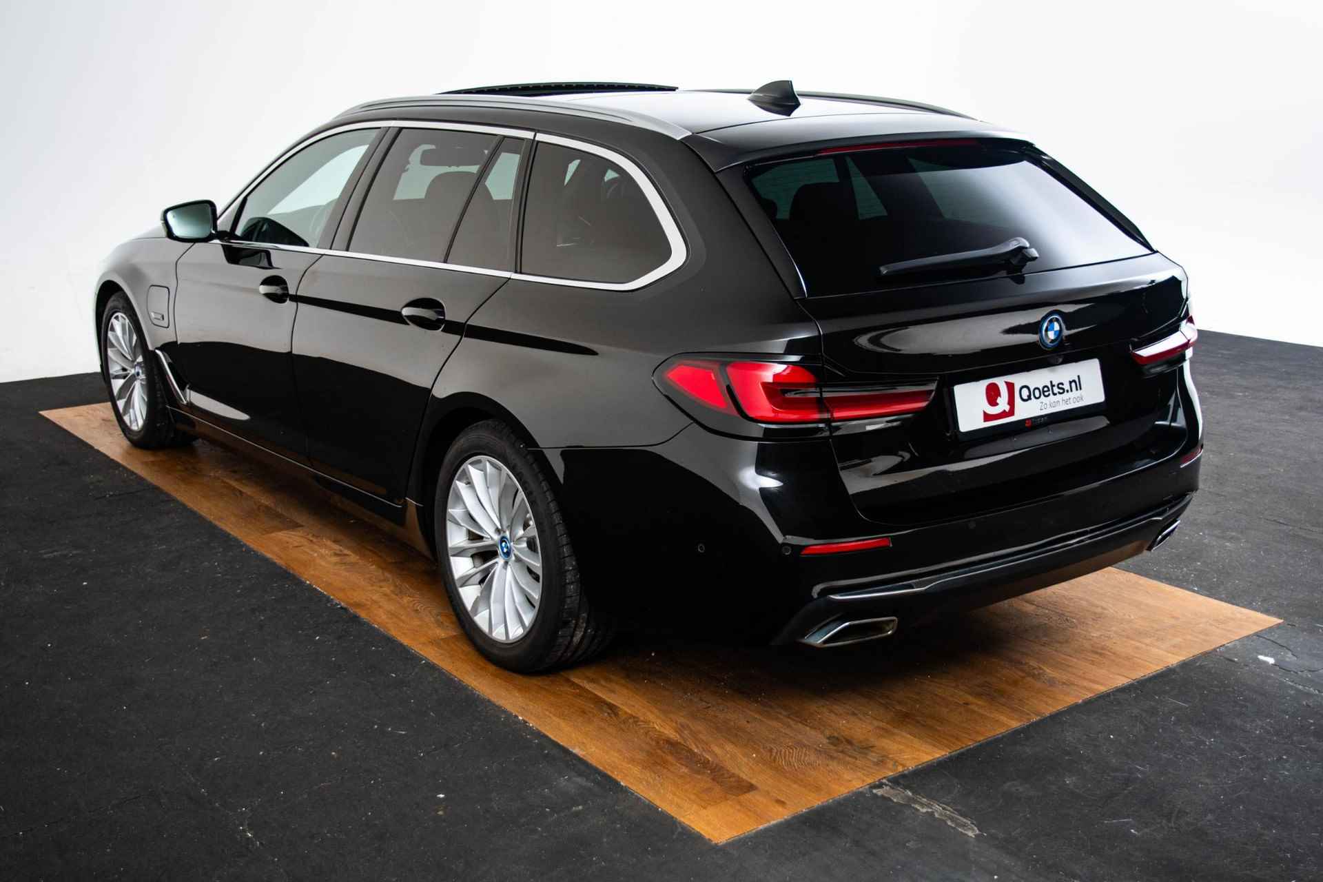 BMW 5-serie Touring 530e Business Edition Plus Luxury Line - Panoramadak - Comfort Access - 4-Zone Airco - Laserlight - Parking Assistant Plus - Driving Assistant - Head-Up Display - 21/72