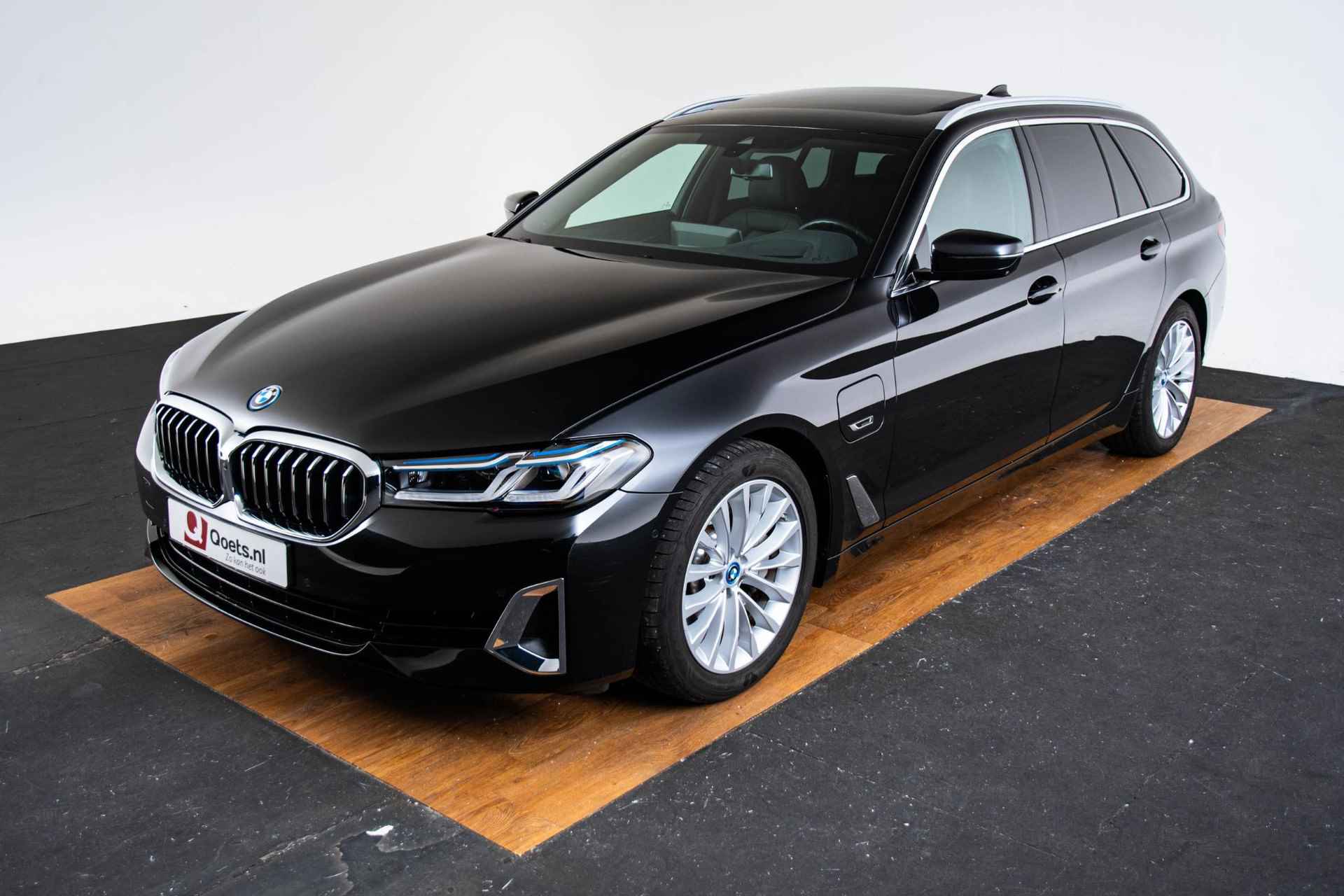 BMW 5-serie Touring 530e Business Edition Plus Luxury Line - Panoramadak - Comfort Access - 4-Zone Airco - Laserlight - Parking Assistant Plus - Driving Assistant - Head-Up Display - 34/72