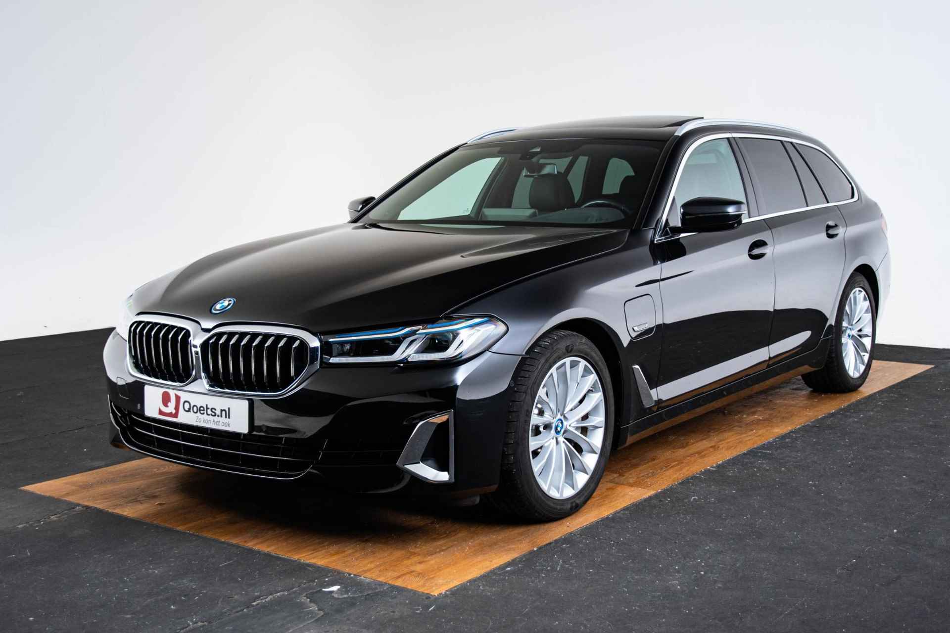 BMW 5-serie Touring 530e Business Edition Plus Luxury Line - Panoramadak - Comfort Access - 4-Zone Airco - Laserlight - Parking Assistant Plus - Driving Assistant - Head-Up Display - 56/72