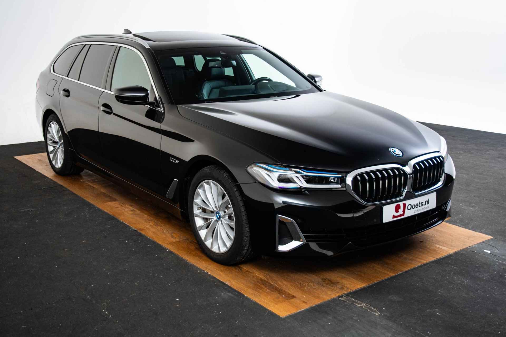 BMW 5-serie Touring 530e Business Edition Plus Luxury Line - Panoramadak - Comfort Access - 4-Zone Airco - Laserlight - Parking Assistant Plus - Driving Assistant - Head-Up Display - 68/72