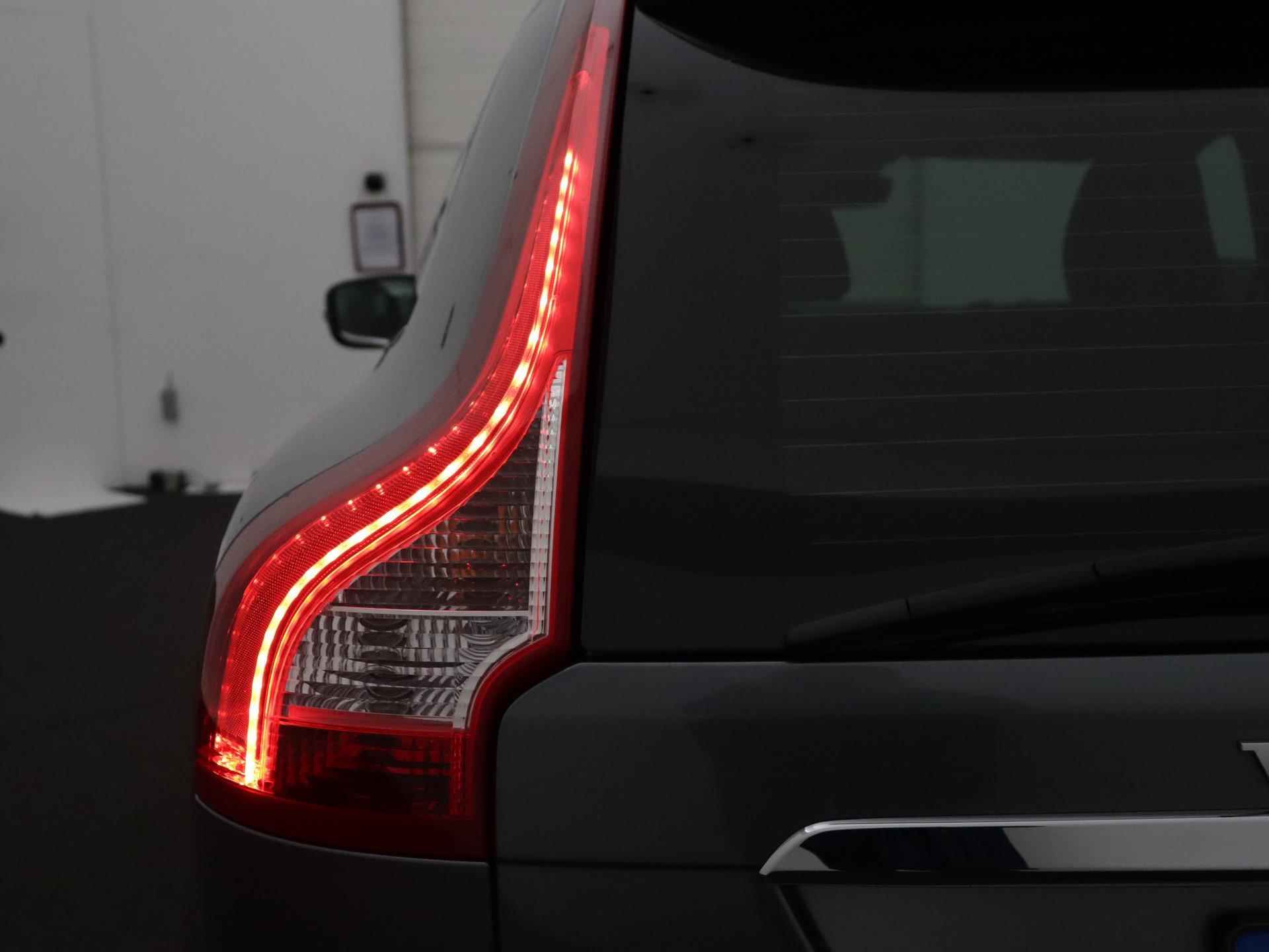 Volvo XC60 FWD R-Design 190pk Automaat | Navigatie | Lederen Bekleding | Elektrisch Bedienbare Achterklep | Panoramadak | Elektrisch Verstelbare Stoel Met Geheugen |  Afneembare Trekhaak | - 16/39