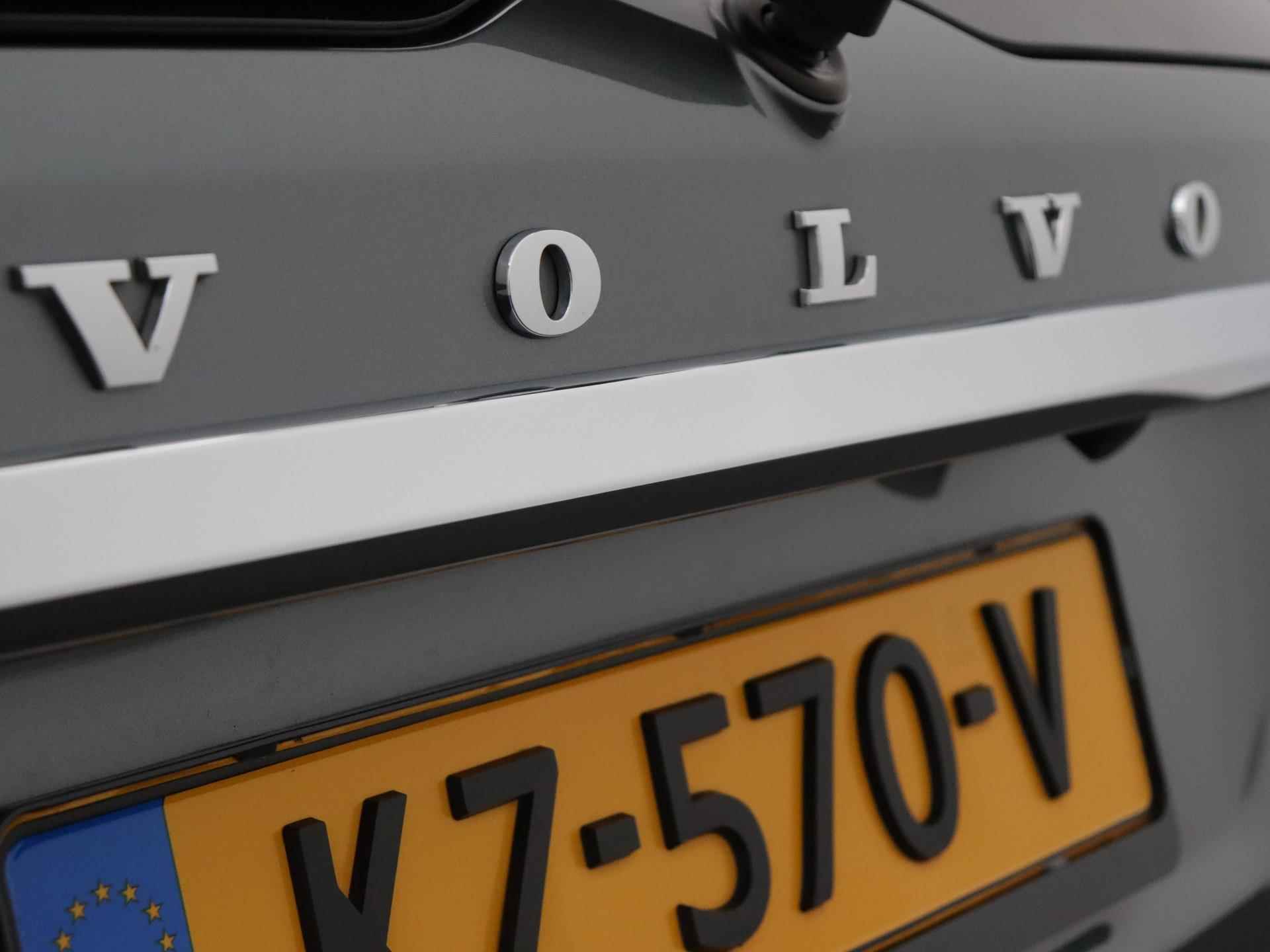Volvo XC60 FWD R-Design 190pk Automaat | Navigatie | Lederen Bekleding | Elektrisch Bedienbare Achterklep | Panoramadak | Elektrisch Verstelbare Stoel Met Geheugen |  Afneembare Trekhaak | - 17/39