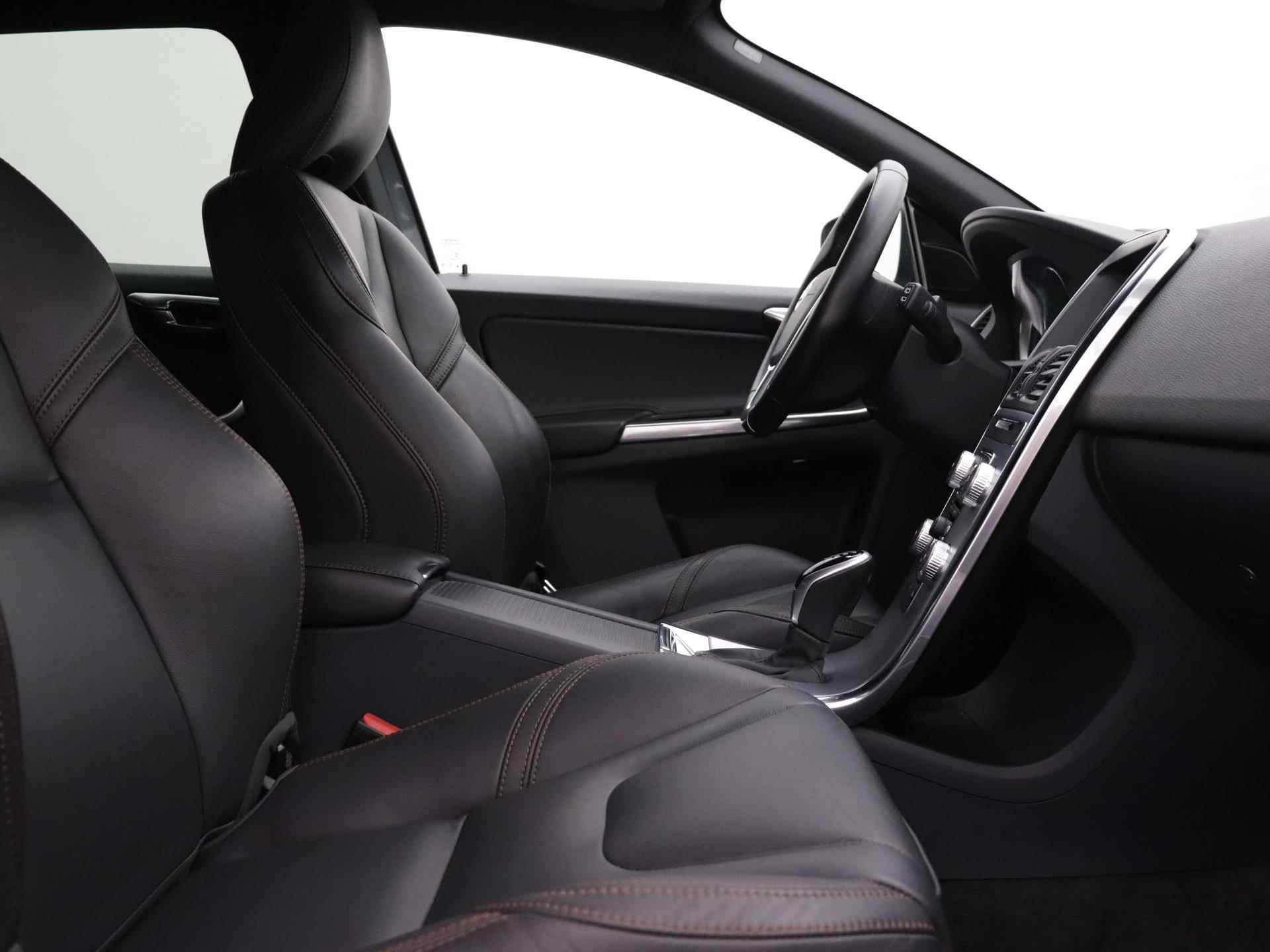 Volvo XC60 FWD R-Design 190pk Automaat | Navigatie | Lederen Bekleding | Elektrisch Bedienbare Achterklep | Panoramadak | Elektrisch Verstelbare Stoel Met Geheugen |  Afneembare Trekhaak | - 23/39