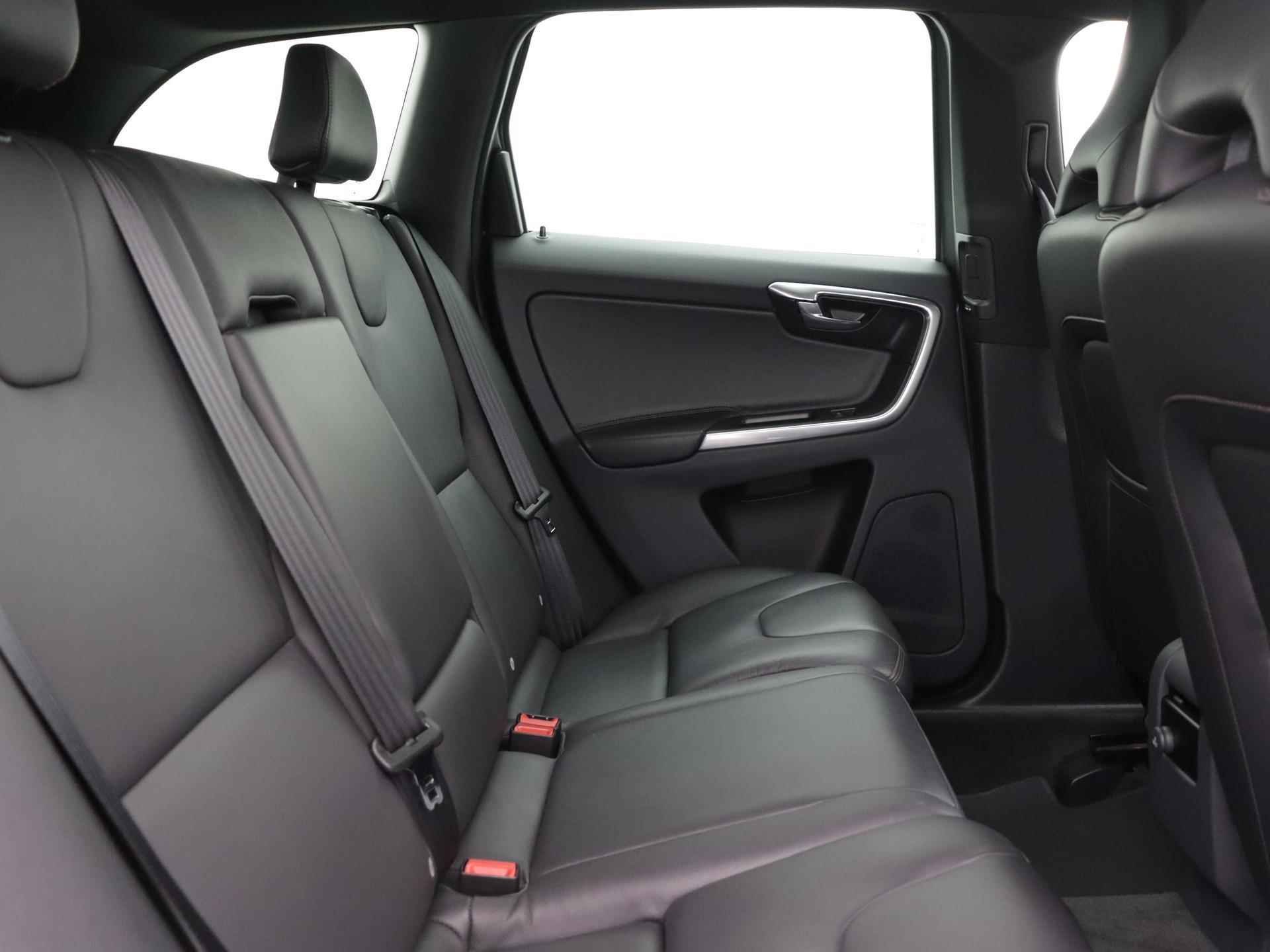 Volvo XC60 FWD R-Design 190pk Automaat | Navigatie | Lederen Bekleding | Elektrisch Bedienbare Achterklep | Panoramadak | Elektrisch Verstelbare Stoel Met Geheugen |  Afneembare Trekhaak | - 24/39
