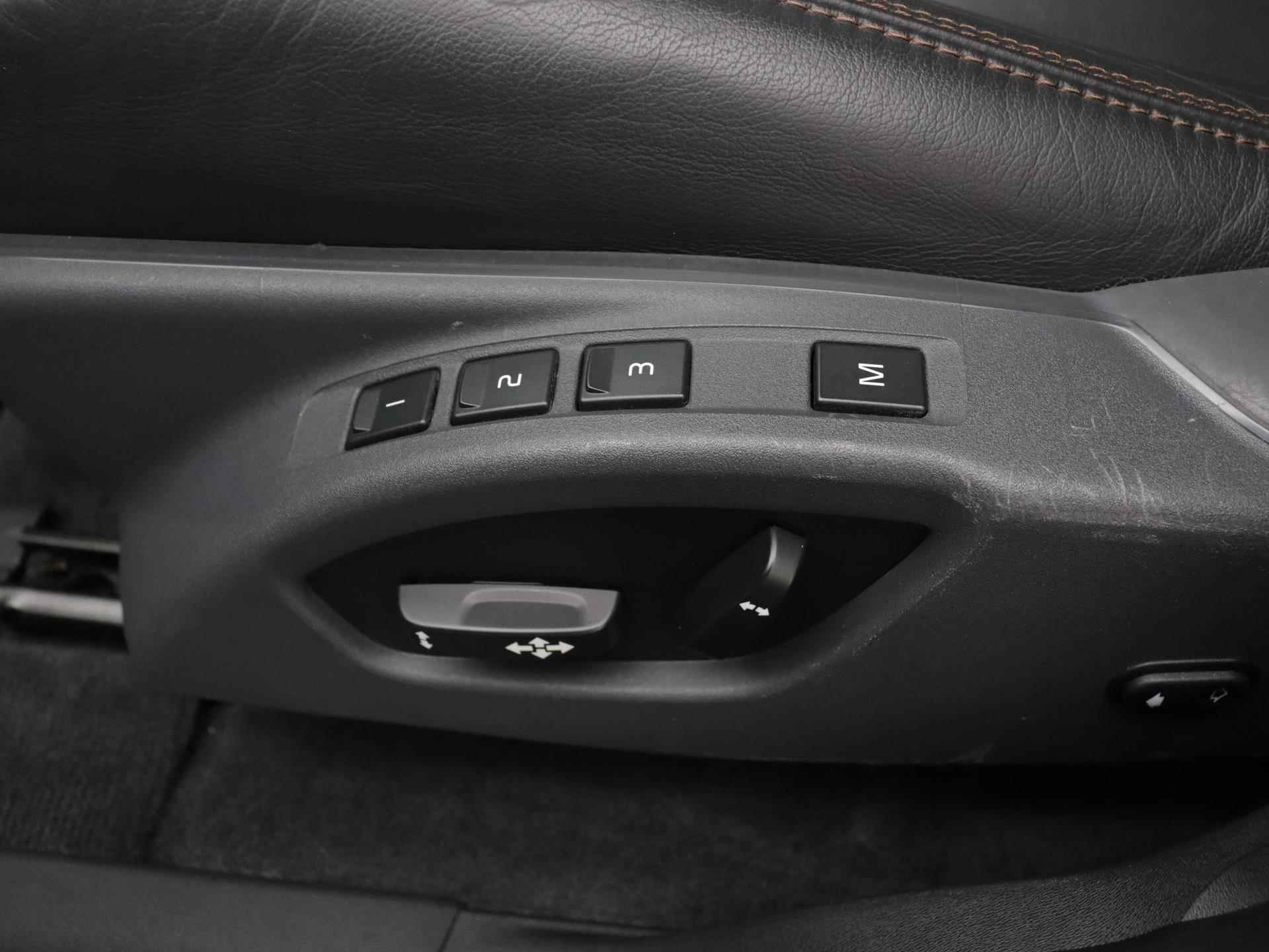 Volvo XC60 FWD R-Design 190pk Automaat | Navigatie | Lederen Bekleding | Elektrisch Bedienbare Achterklep | Panoramadak | Elektrisch Verstelbare Stoel Met Geheugen |  Afneembare Trekhaak | - 25/39