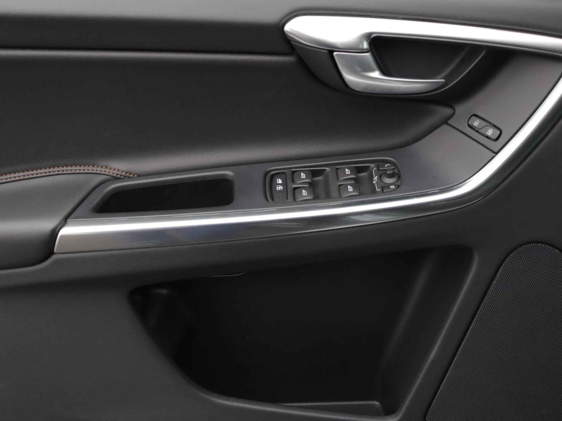 Volvo XC60 FWD R-Design 190pk Automaat | Navigatie | Lederen Bekleding | Elektrisch Bedienbare Achterklep | Panoramadak | Elektrisch Verstelbare Stoel Met Geheugen |  Afneembare Trekhaak | - 26/39