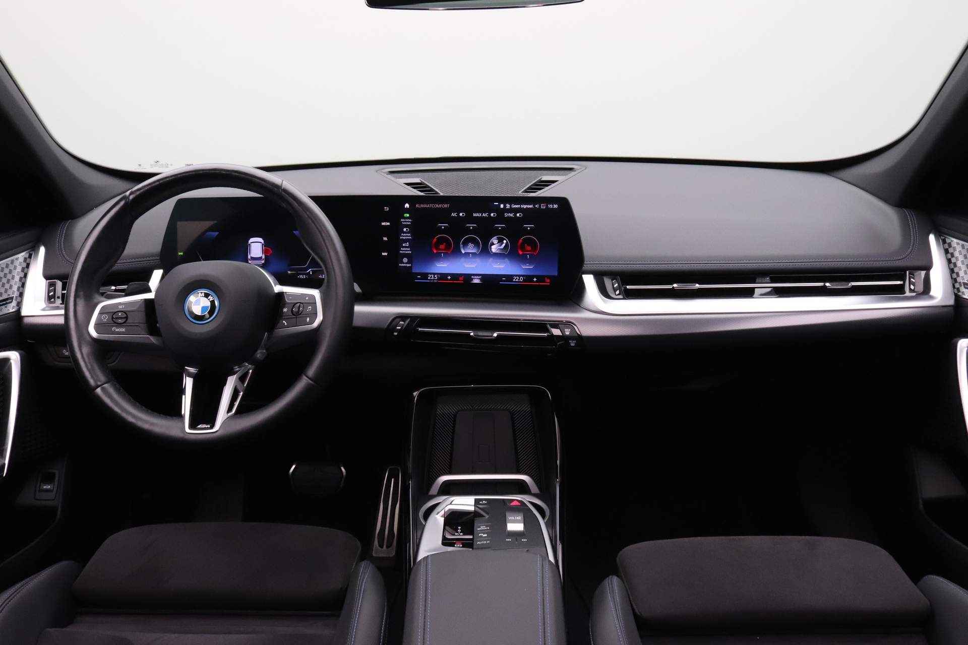 BMW iX1 xDrive30 67 kWh | Achteruitrijcamera | DAB-Tuner | Glazen Panoramadak | PDC Voor/Achter | Comfort Access | Harman-Kardon Sound System | - 24/24