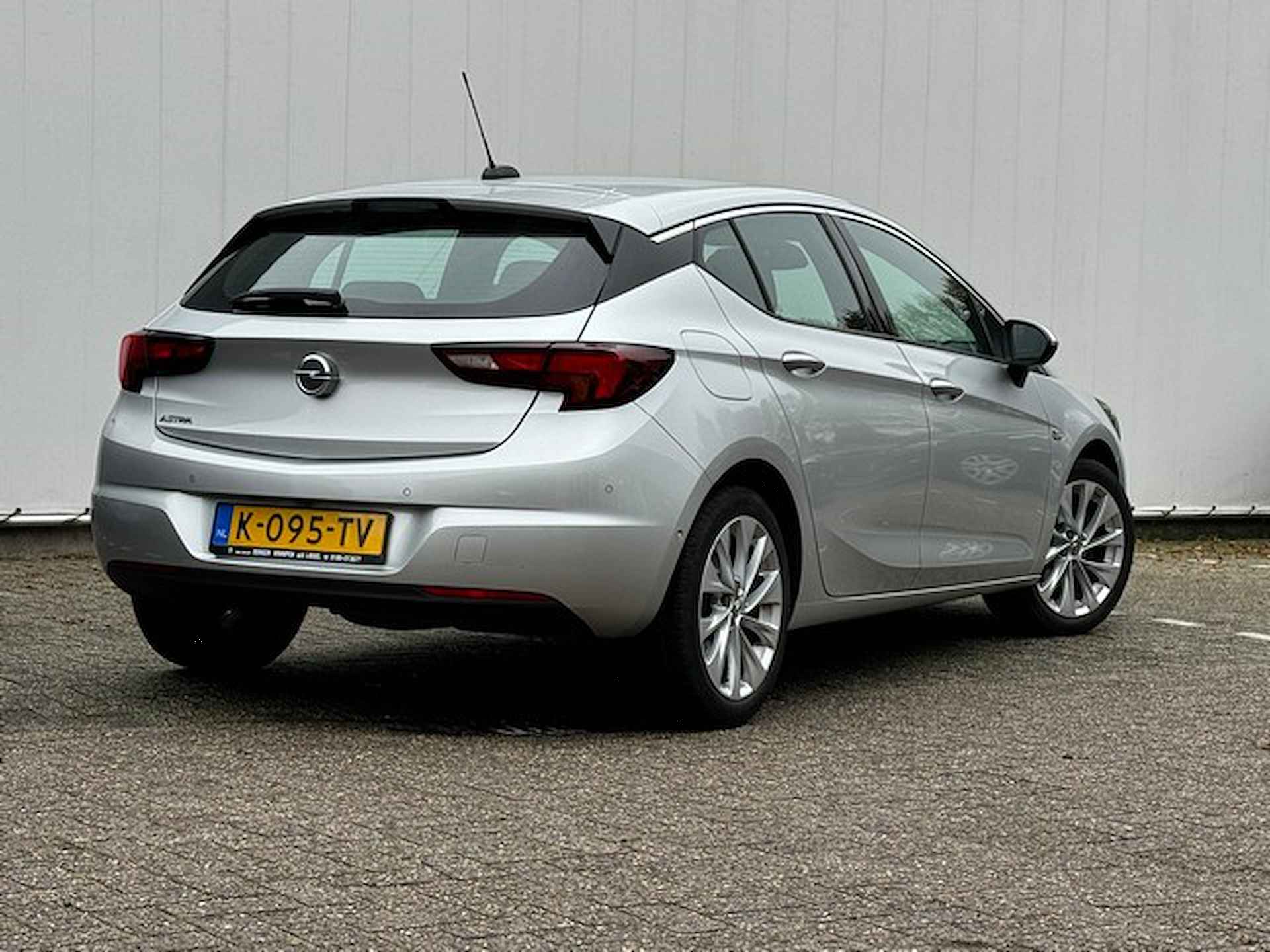 Opel Astra 1.2 Turbo Elegance met Navi/Camera, AGR, Dodehoek, 17inch - 2/24