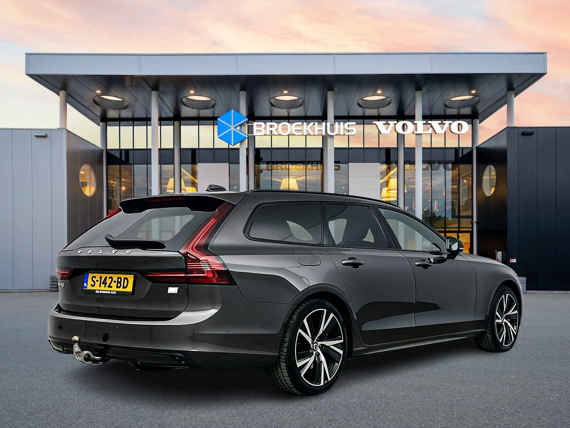 Volvo V90 T6 Recharge AWD Plus Dark | Long Range | Google | Panoramadak | Sportstoelen | Elektrische stoelen | Getint glas - 4/29