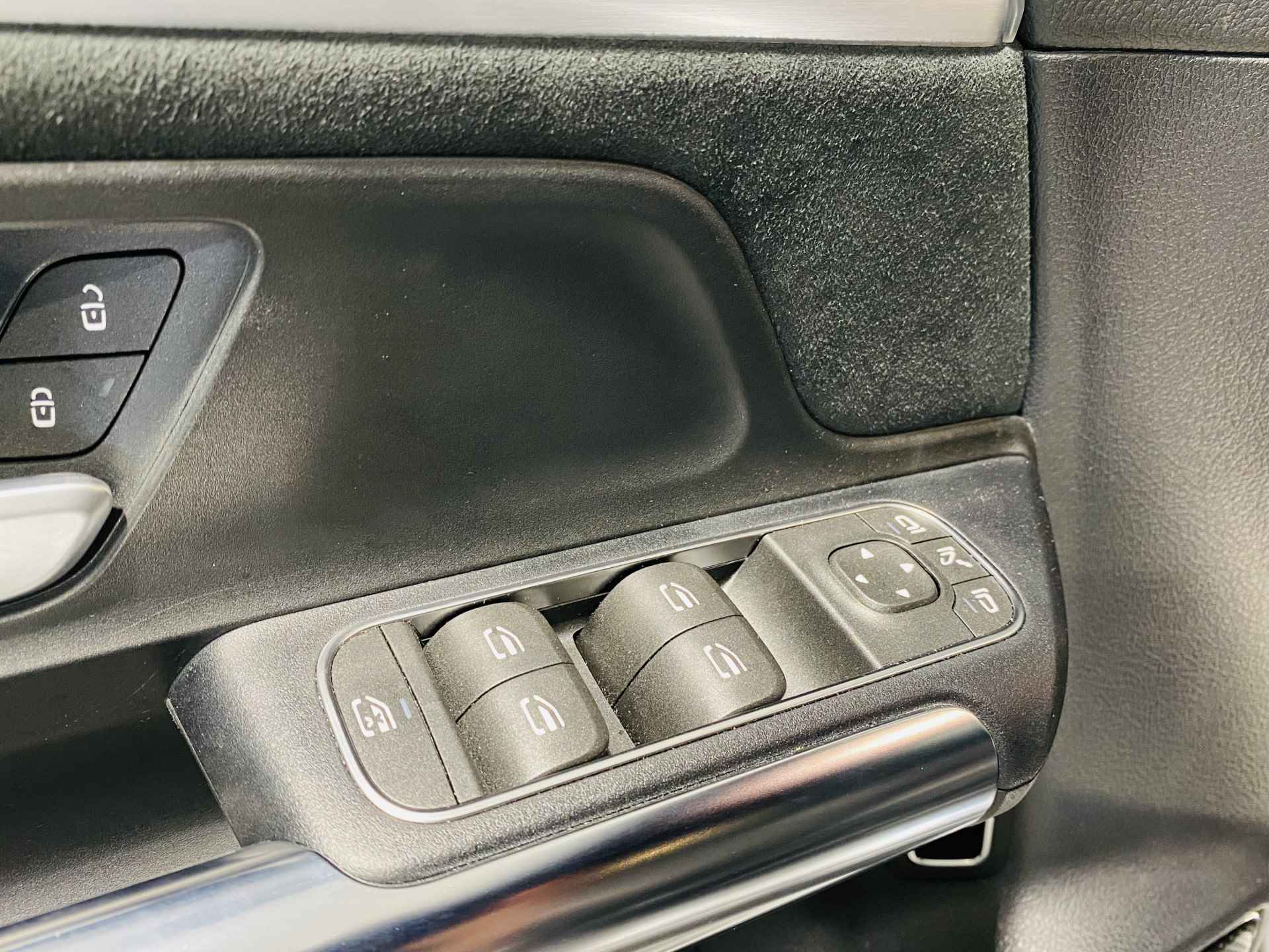 Mercedes-Benz EQA 250 AMG // Nightpakket // Keyless-Go // Apple CarPlay // Elektrische Achterklep // Sfeerverlichting // Achteruitrijcamera met Parktronic - 15/41
