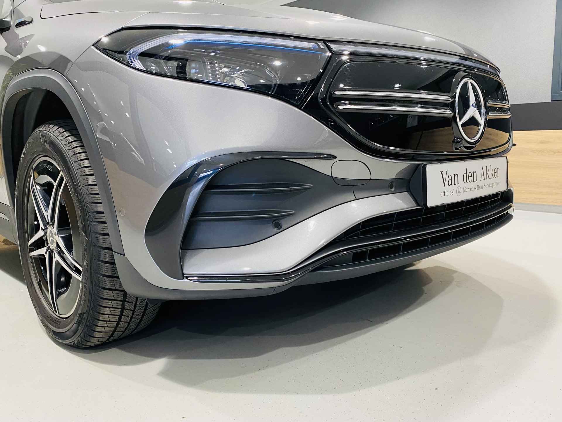 Mercedes-Benz EQA 250 AMG // Nightpakket // Keyless-Go // Apple CarPlay // Elektrische Achterklep // Sfeerverlichting // Achteruitrijcamera met Parktronic - 31/41
