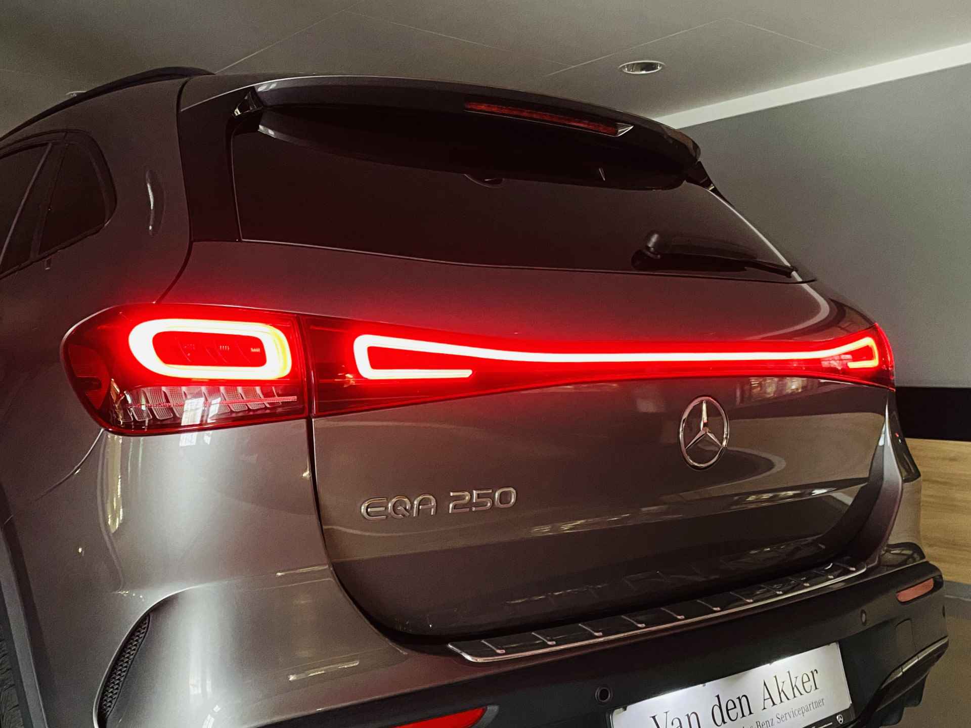 Mercedes-Benz EQA 250 AMG // Nightpakket // Keyless-Go // Apple CarPlay // Elektrische Achterklep // Sfeerverlichting // Achteruitrijcamera met Parktronic - 39/41
