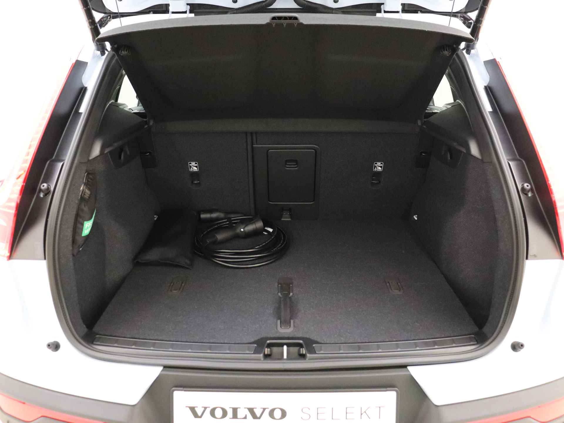 Volvo EX40 Extended Range Ultimate / Demo Voordeel / 20'' / Stoel/- en stuurverwarming / Panorama dak /  H&K Audio / Elektrisch verstelbare stoel met geheugen / - 13/42