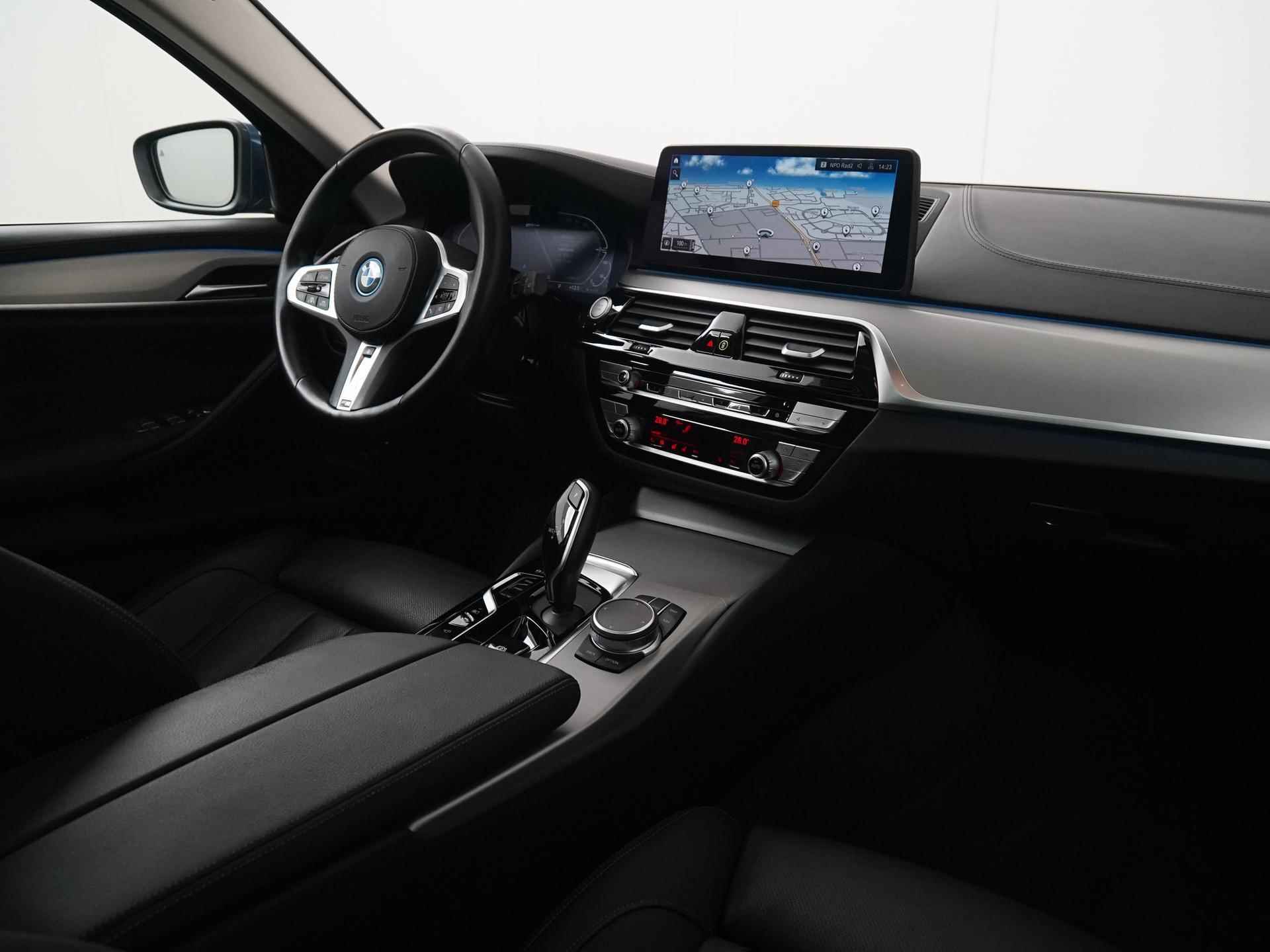 BMW 5-serie Touring 530e xDrive High Executive | Panoramadak | Trekhaak | Zondag Open! - 2/53