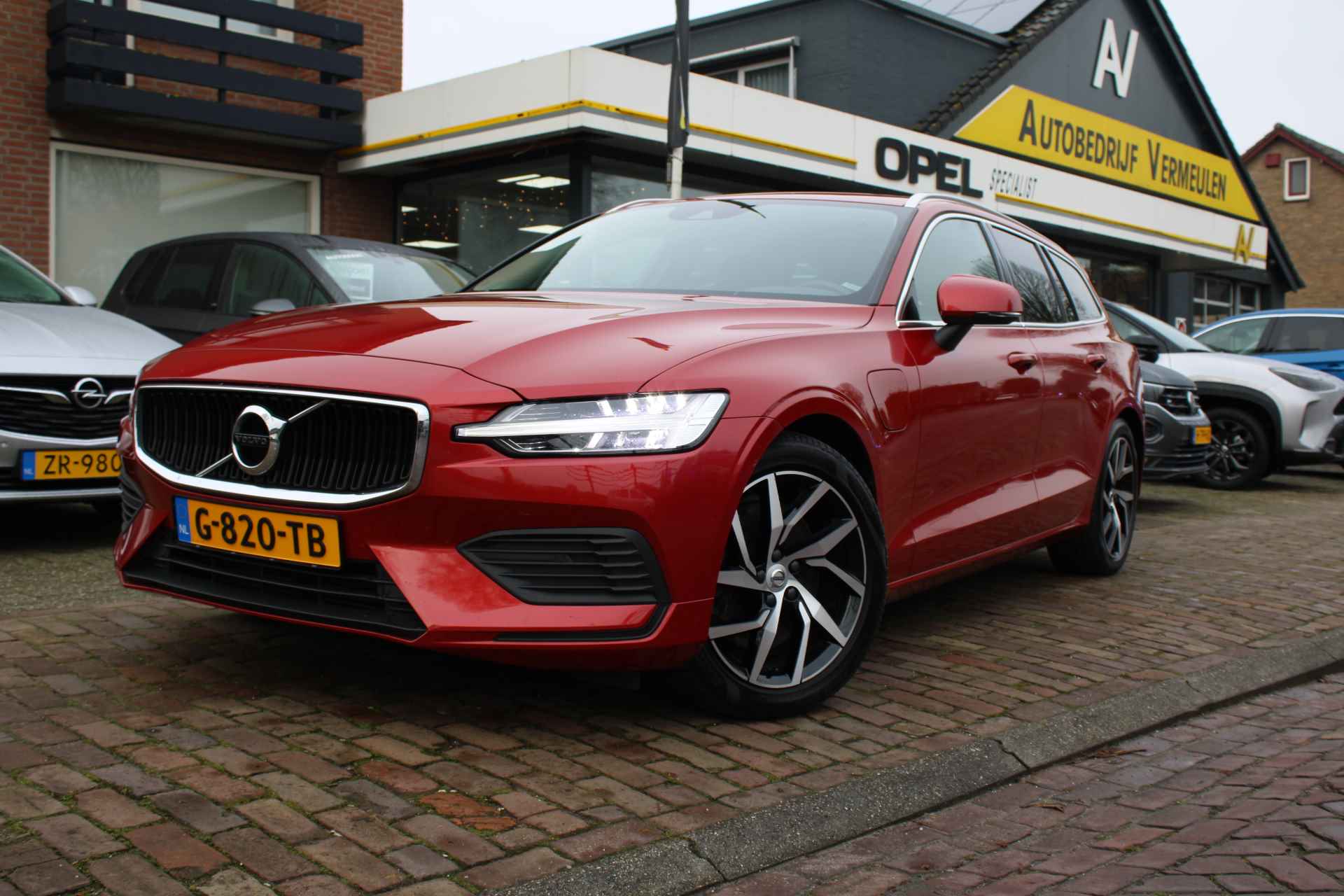 Volvo V60 T6 Twin Engine 340PK AWD Momentum Pro + 18"/ Navi / Clima/ Full-LED/ Trekhaak/ NL auto - 2/49