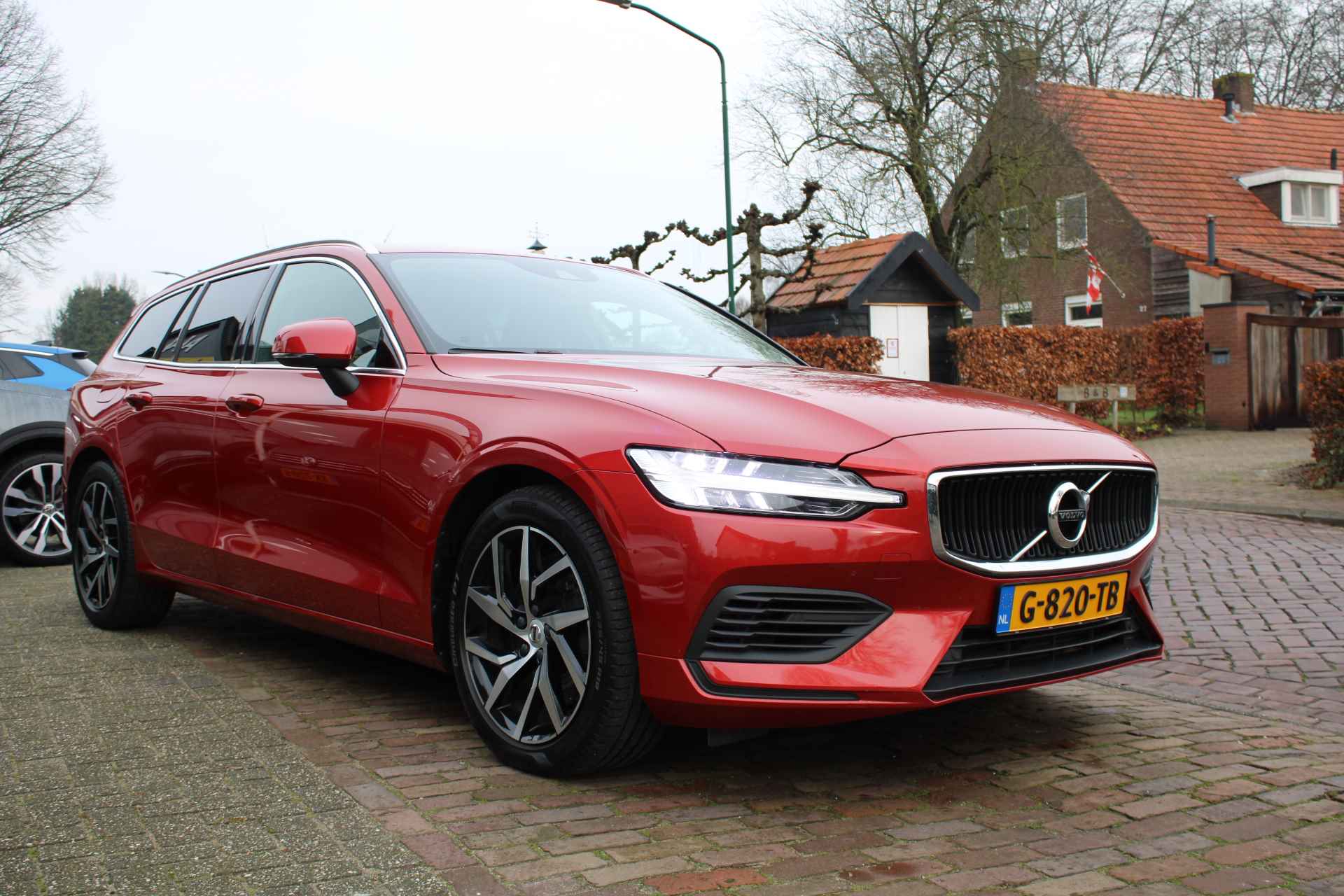 Volvo V60 T6 Twin Engine 340PK AWD Momentum Pro + 18"/ Navi / Clima/ Full-LED/ Trekhaak/ NL auto - 8/49