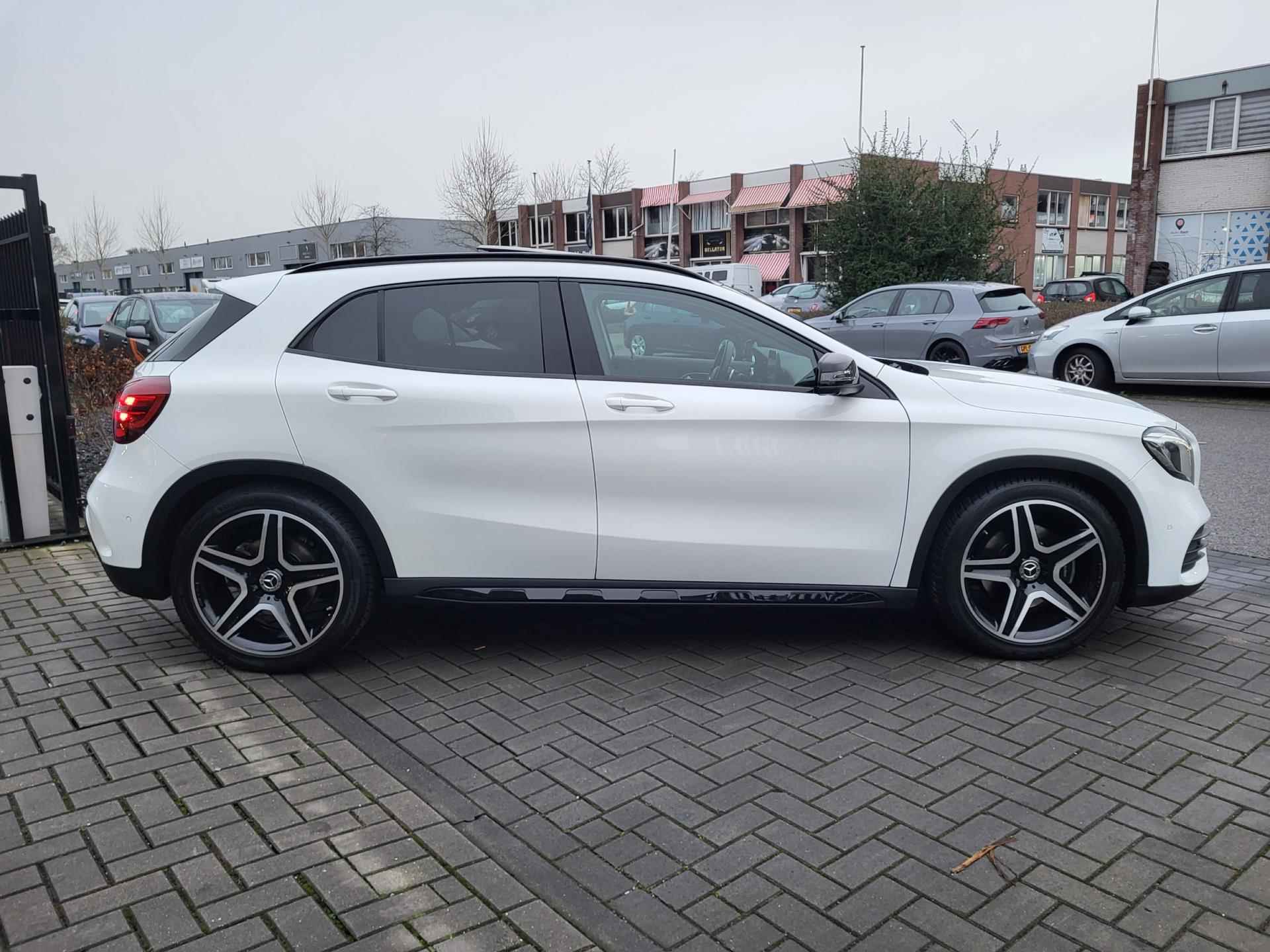 Mercedes-Benz GLA-klasse 220 Premium | Met panoramadak, elektrische achterklep, cruise, camera en dodehoeksensoren! - 11/36