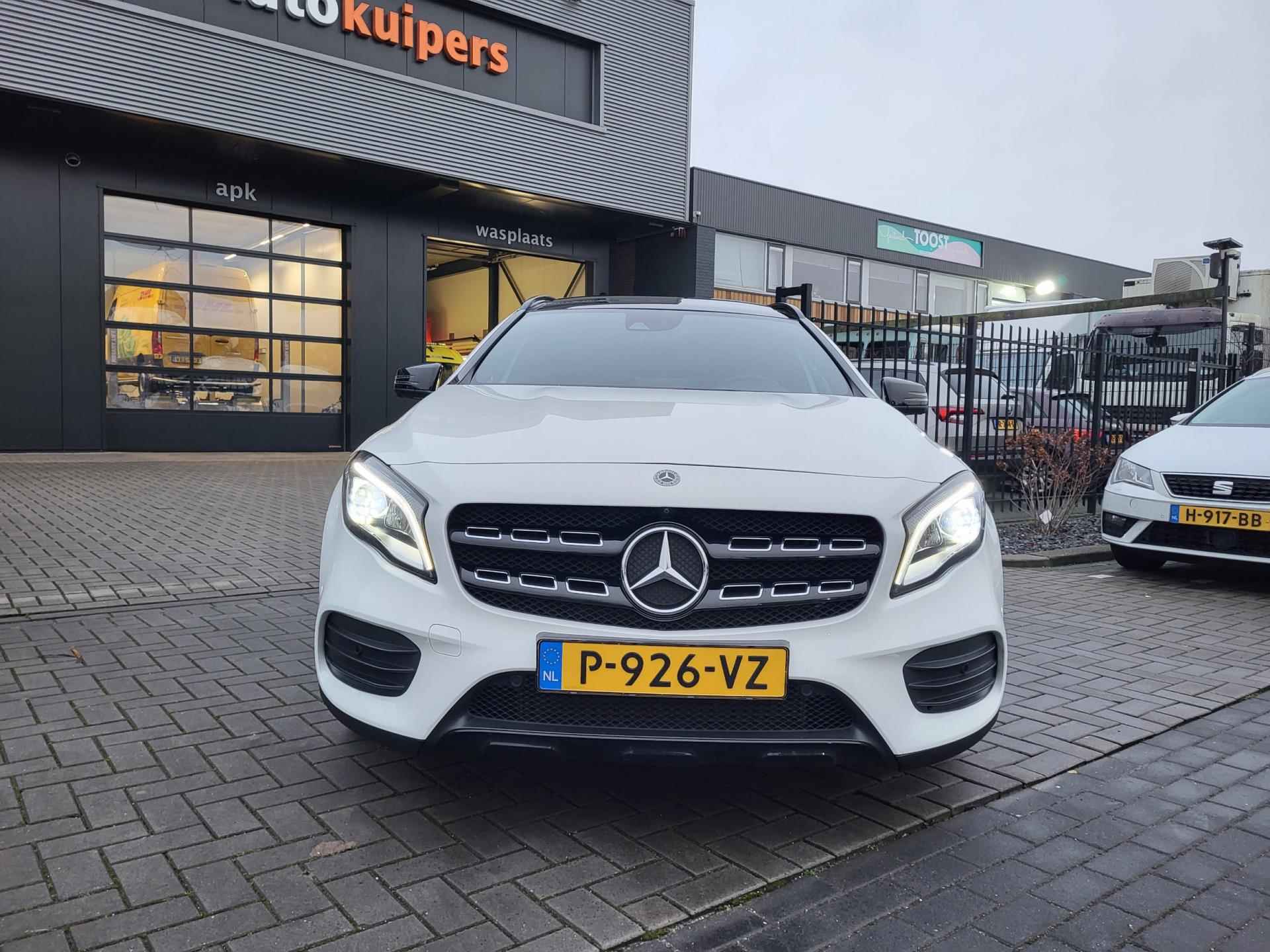 Mercedes-Benz GLA-klasse 220 Premium | Met panoramadak, elektrische achterklep, cruise, camera en dodehoeksensoren! - 14/36