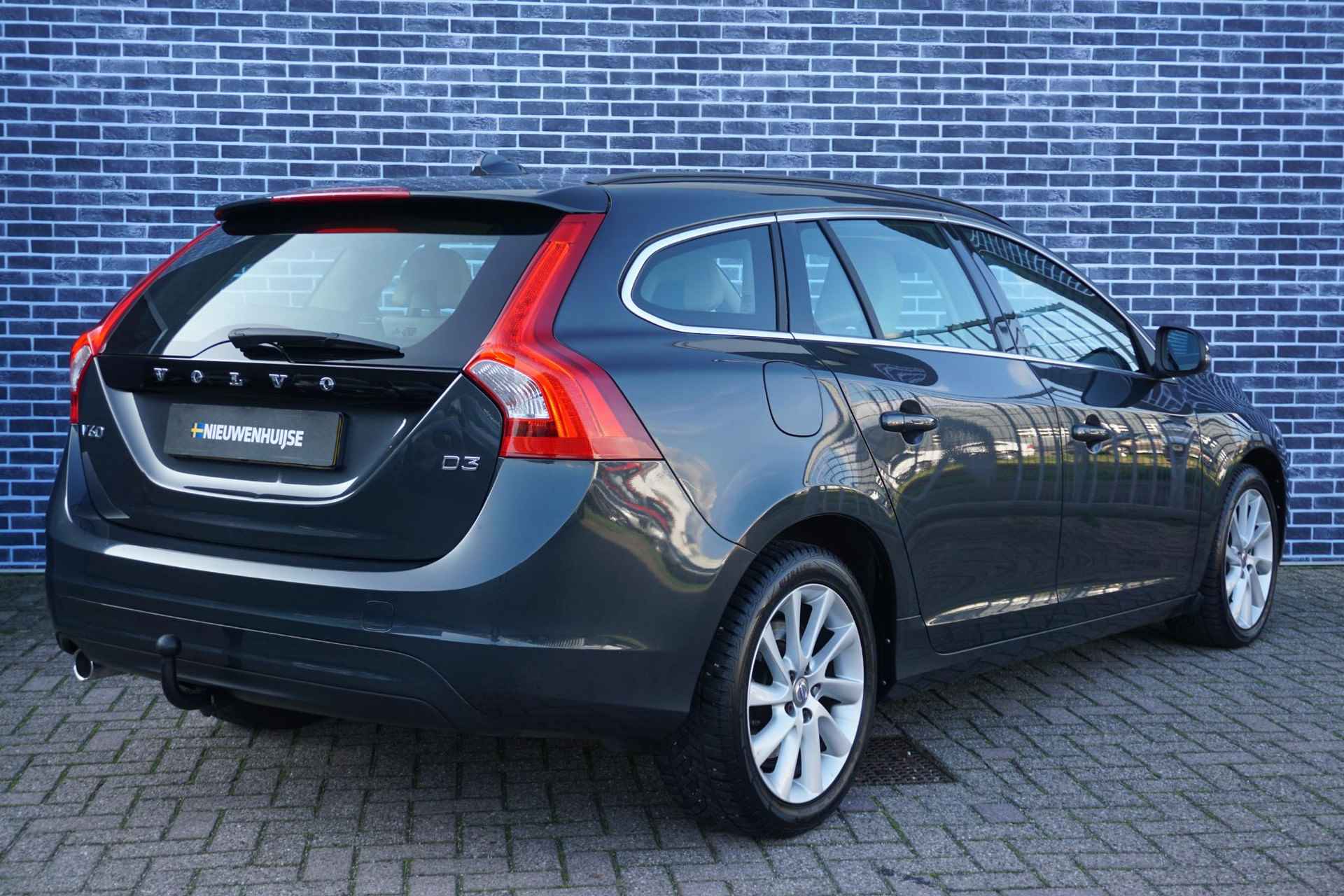 Volvo V60 2.0 D3 Momentum | Trekhaak | Leder | Bi-Xenon | Stoelverwarming | Family line | High performance audio | - 4/31