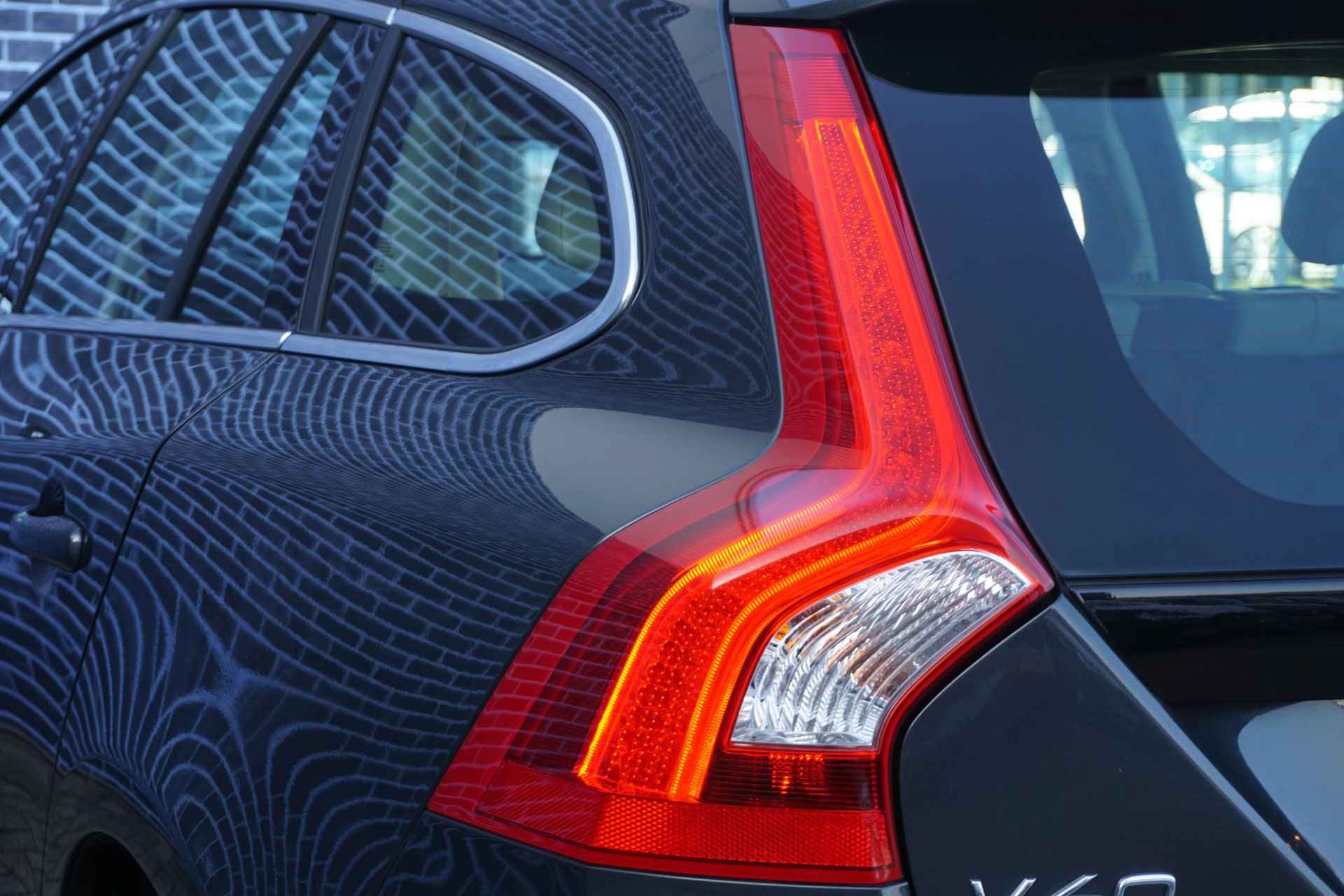 Volvo V60 2.0 D3 Momentum | Trekhaak | Leder | Bi-Xenon | Stoelverwarming | Family line | High performance audio | - 11/31