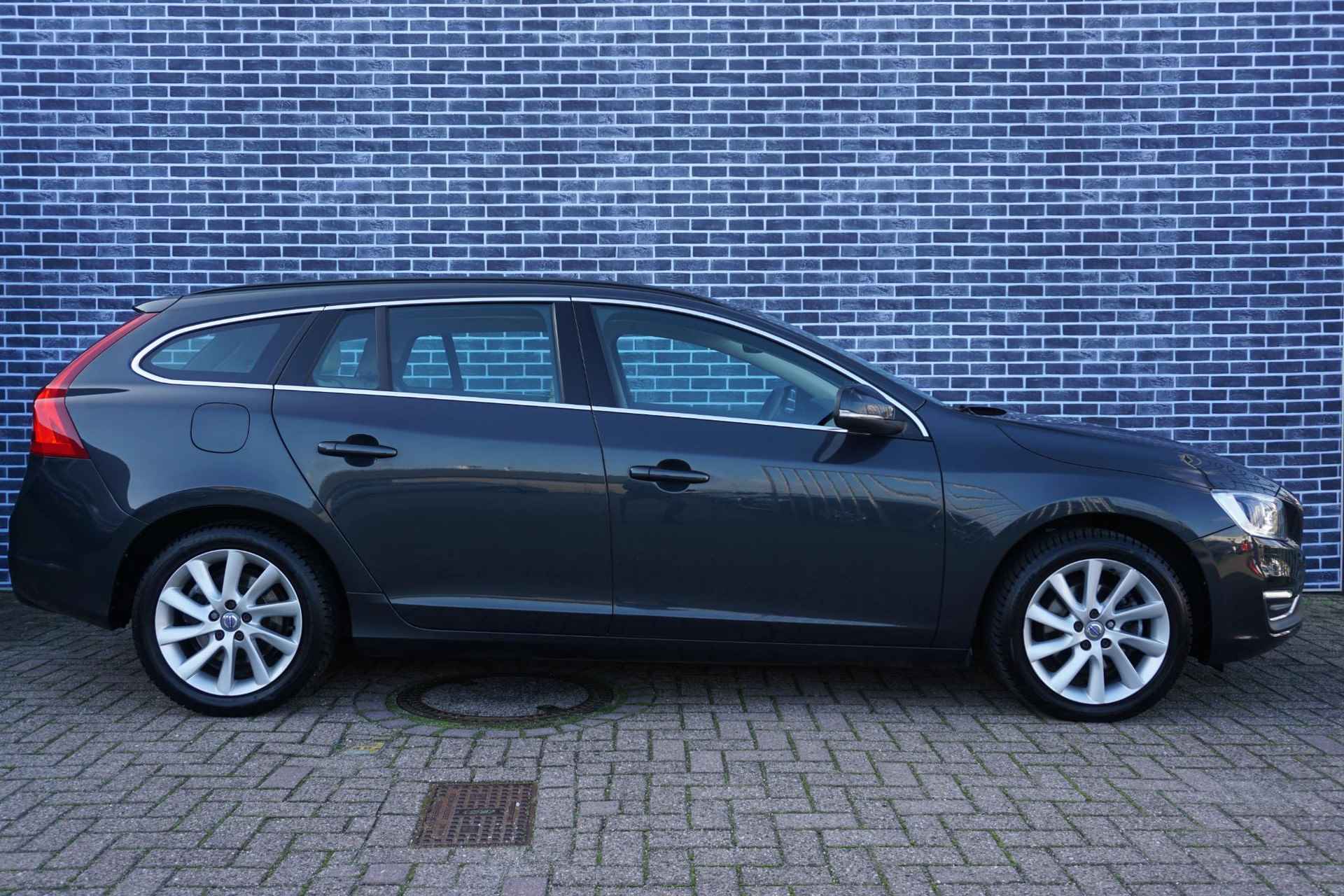 Volvo V60 2.0 D3 Momentum | Trekhaak | Leder | Bi-Xenon | Stoelverwarming | Family line | High performance audio | - 12/31