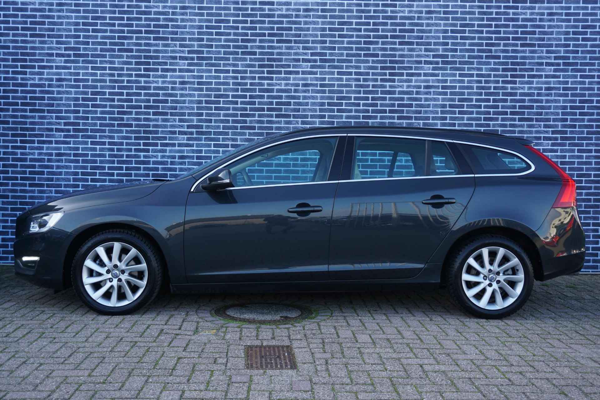 Volvo V60 2.0 D3 Momentum | Trekhaak | Leder | Bi-Xenon | Stoelverwarming | Family line | High performance audio | - 21/31