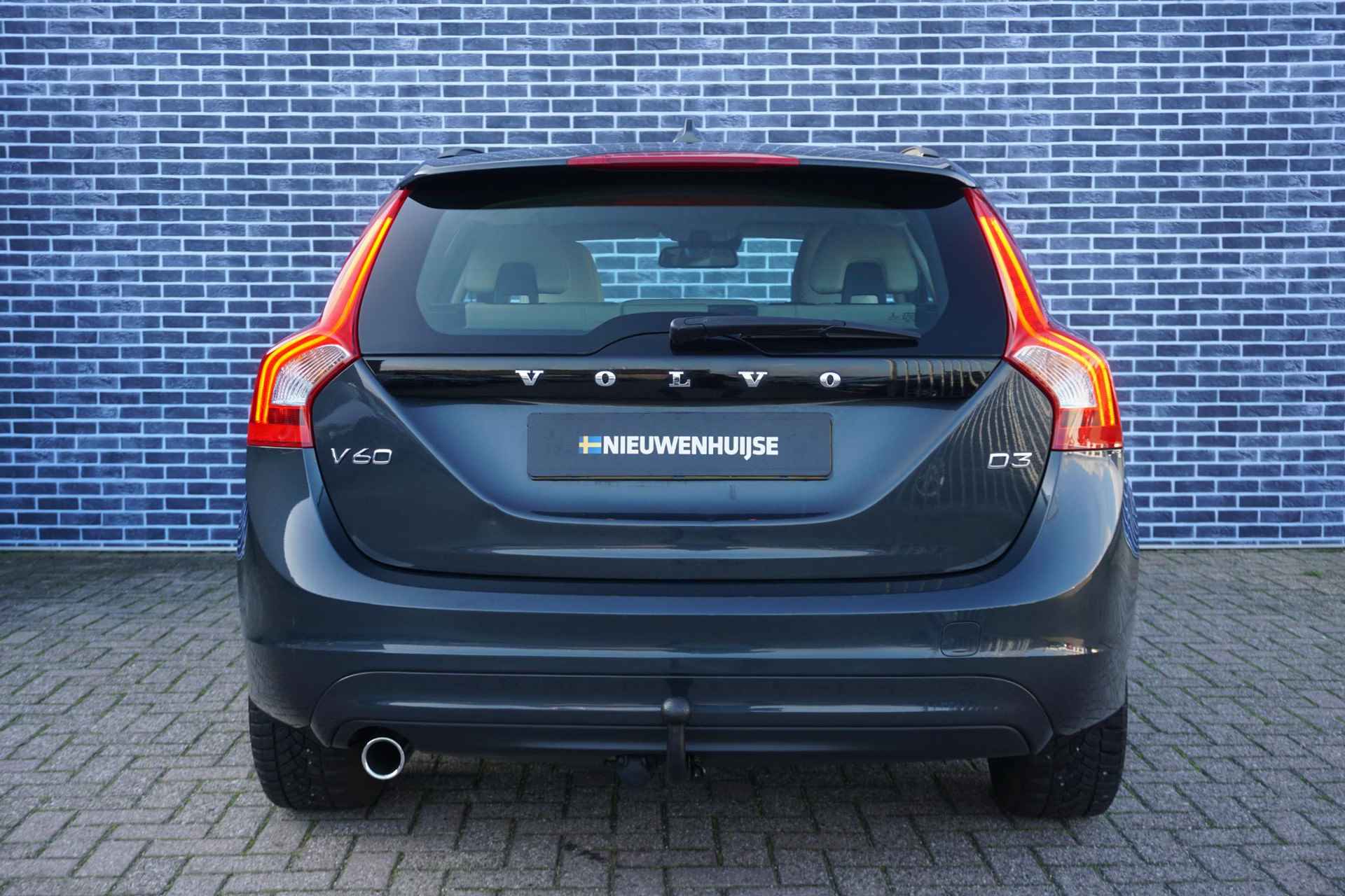 Volvo V60 2.0 D3 Momentum | Trekhaak | Leder | Bi-Xenon | Stoelverwarming | Family line | High performance audio | - 31/31