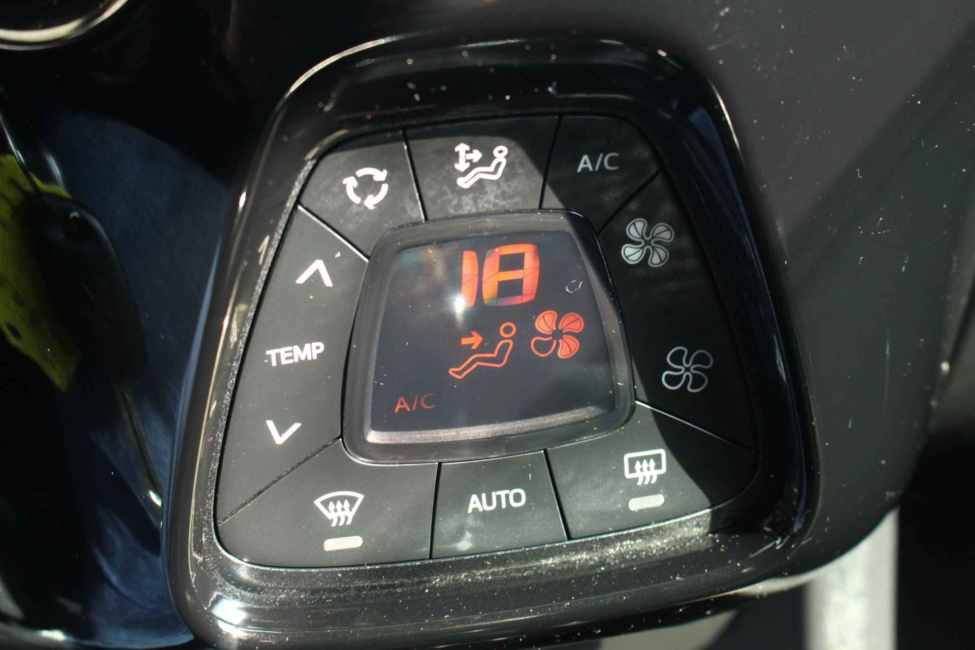 Peugeot 108 1.0 e-VTi Allure | Climate C. | Camera | Carplay | Privacy Glass | 15" LMV | - 22/32